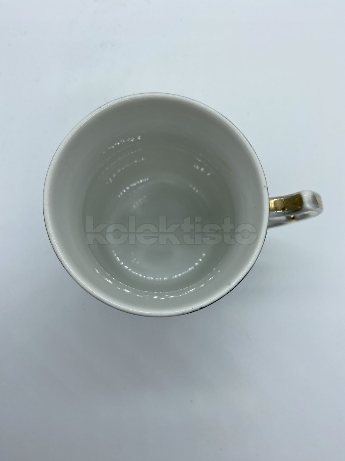 Porcelánový hrnek s dámou v klobouku