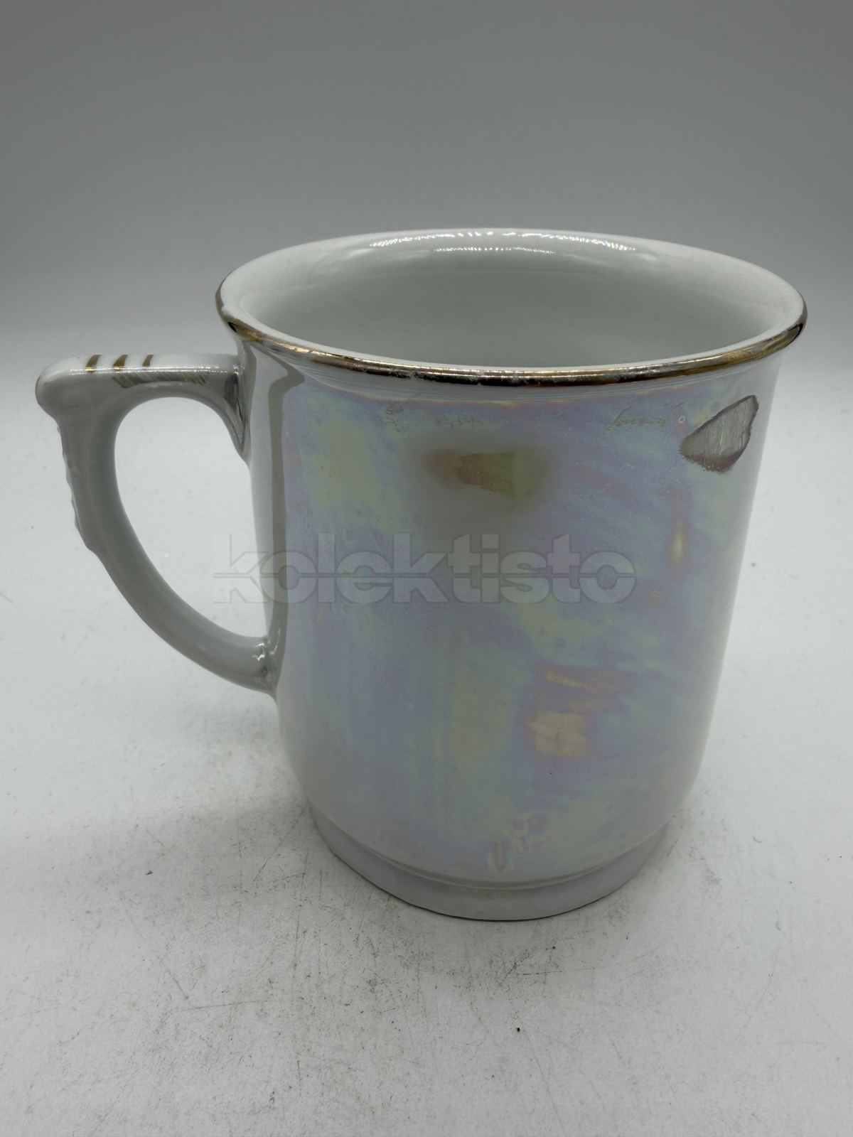 Porcelánový hrnek s děvčátkem