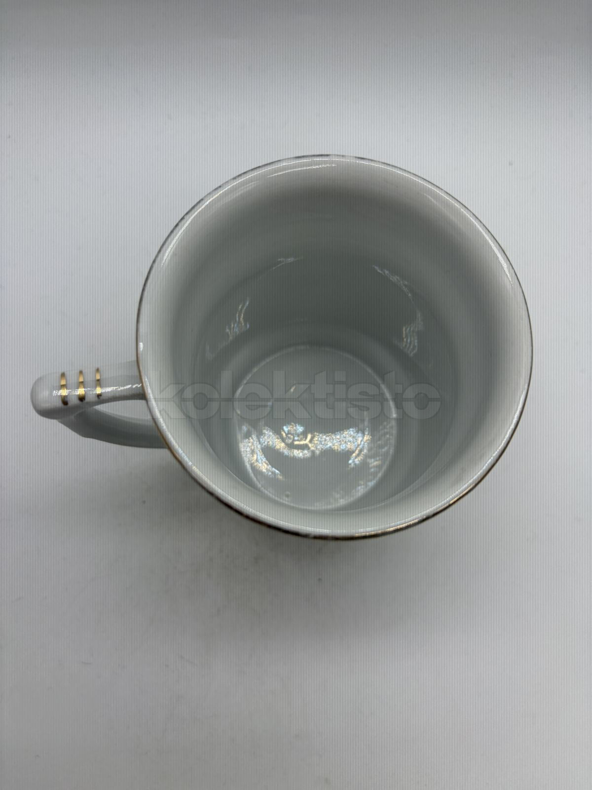 Porcelánový hrnek s děvčátkem