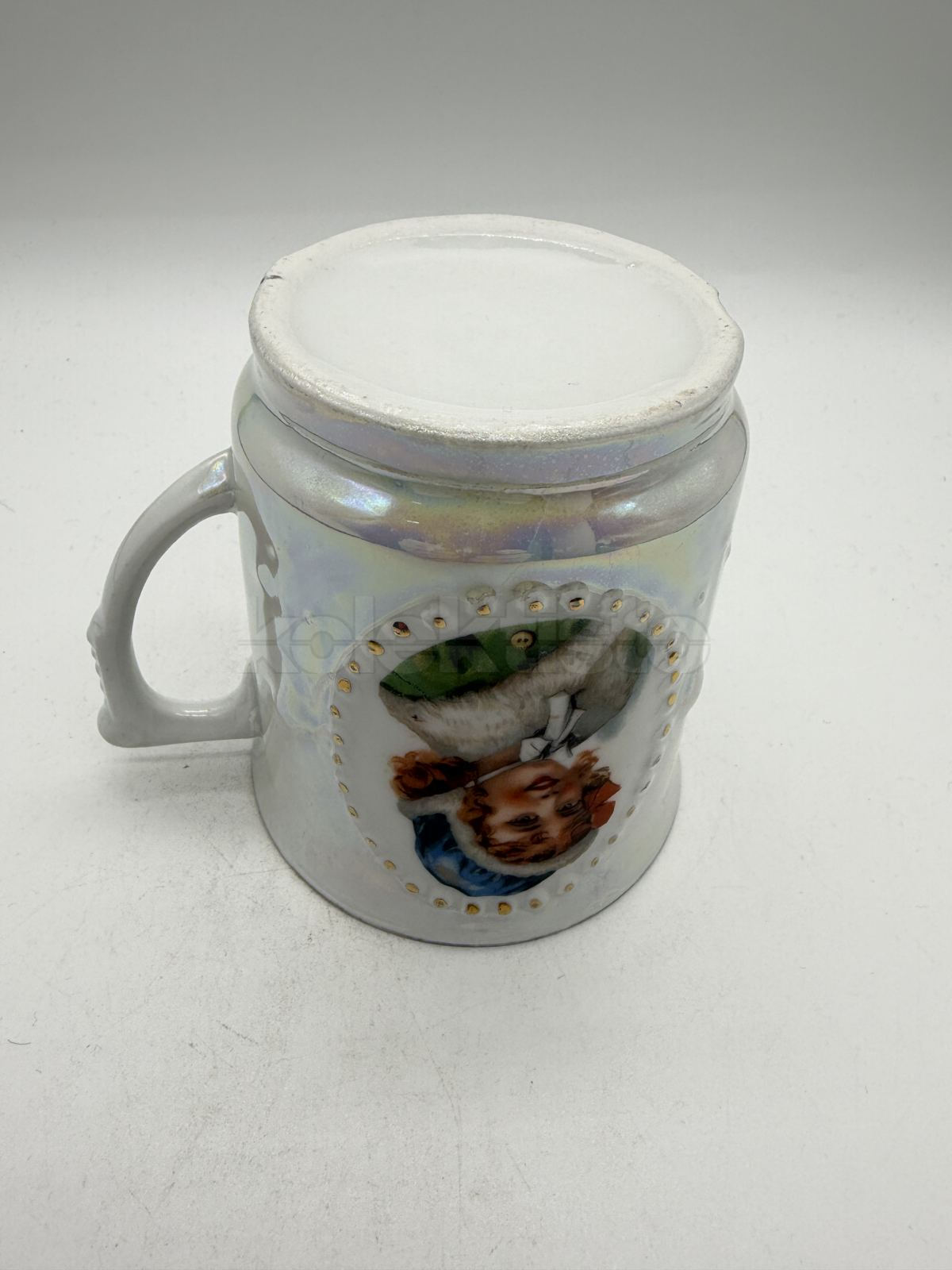 Porcelánový hrnek s děvčátkem