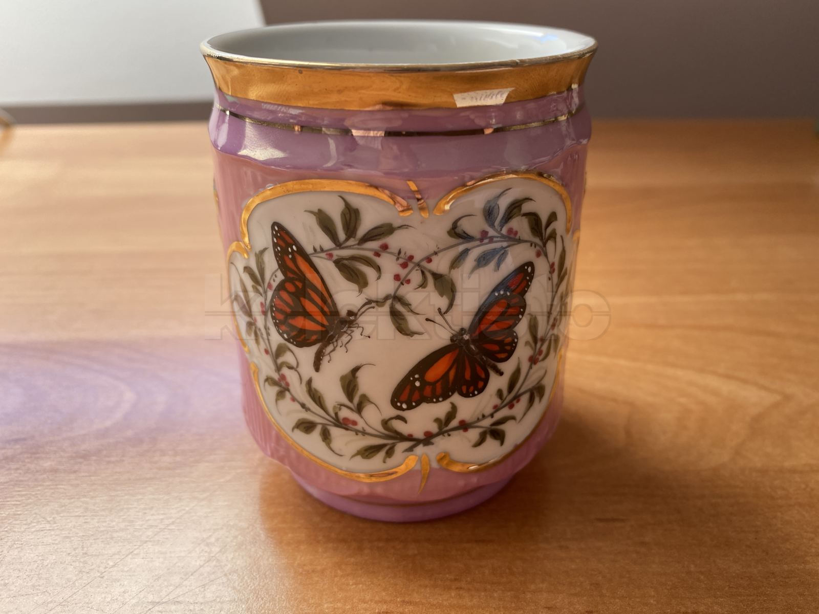 Porcelánový hrnek s malbou motýlů
