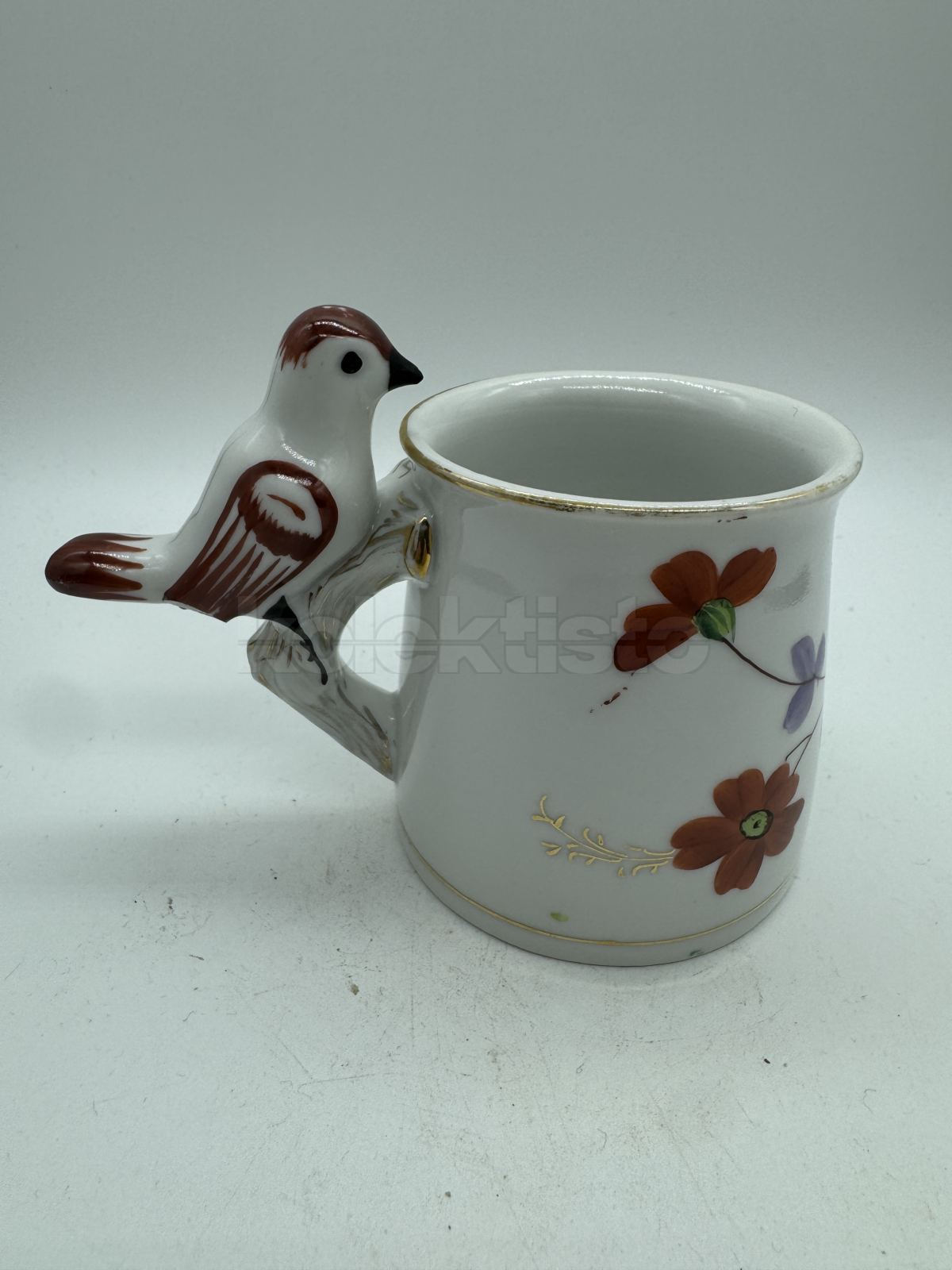 Porcelánový hrnek s ptáčkem
