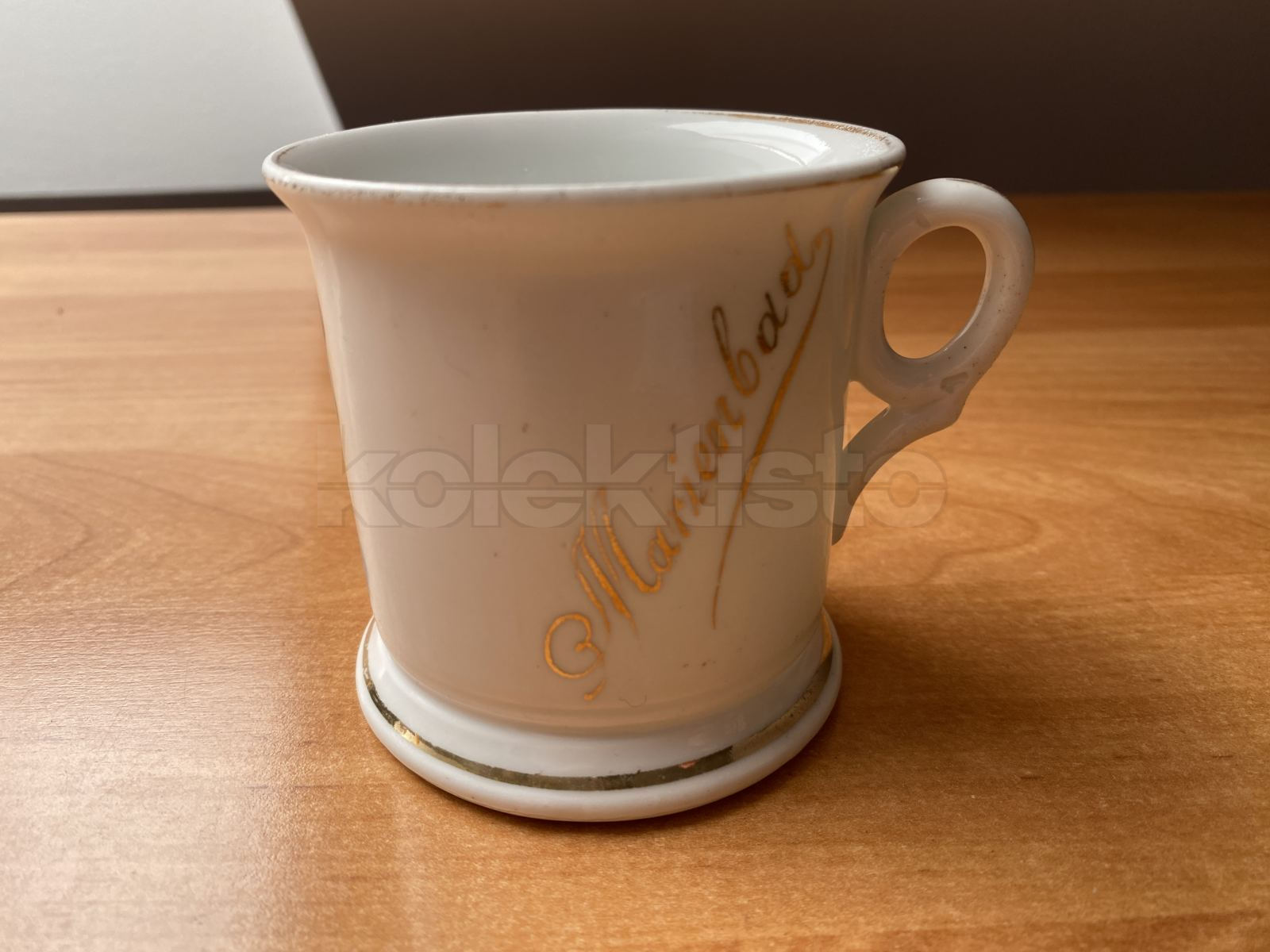 Porcelánový hrnek s průsvitkou