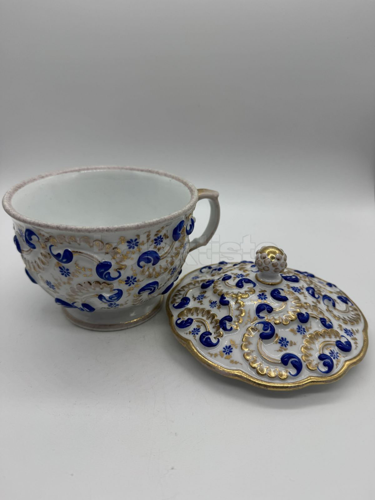 Porcelánový hrnek s poklopem