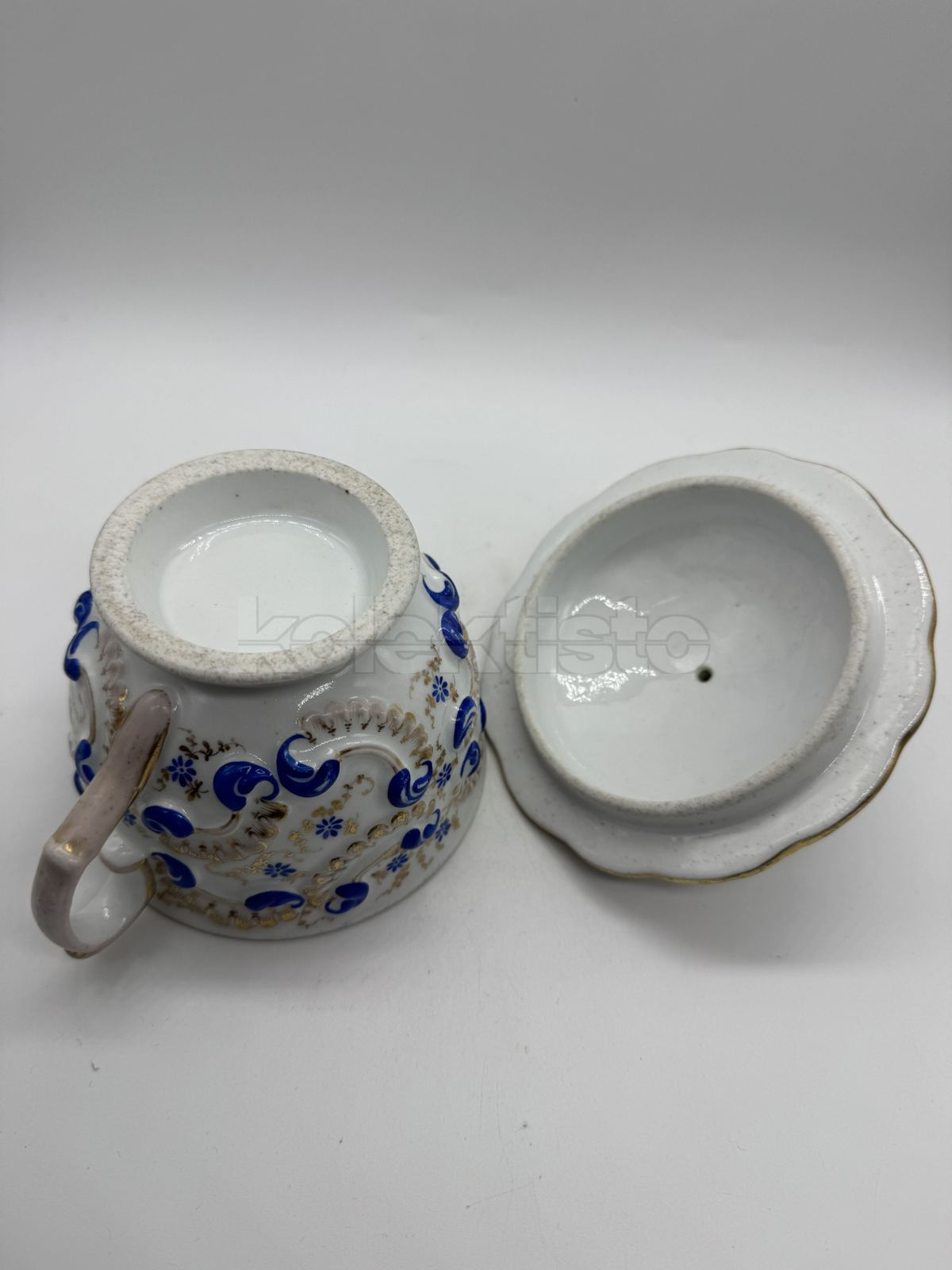 Porcelánový hrnek s poklopem