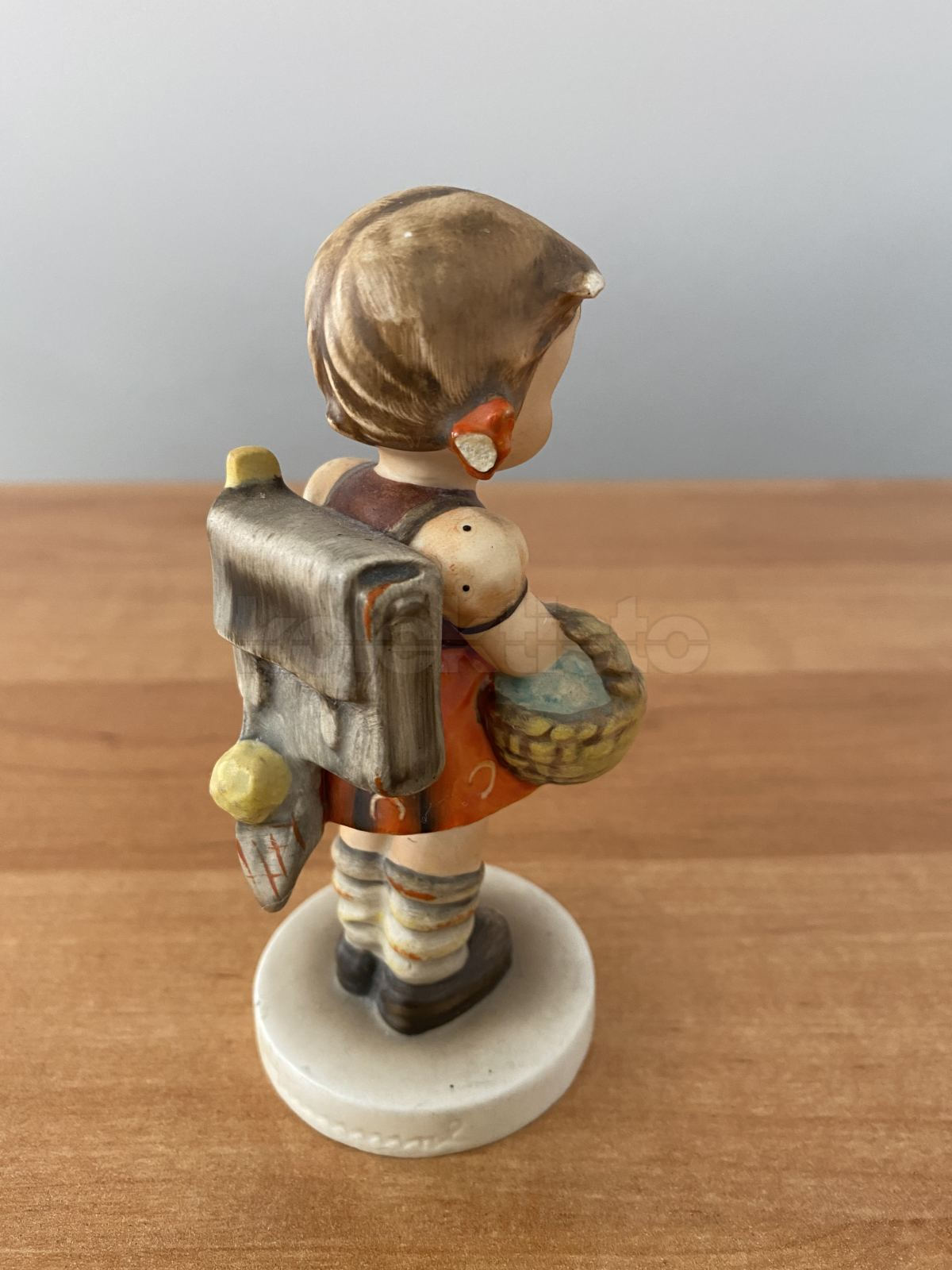 Porcelánová figurka DĚVČÁTKO S KOŠÍKEM