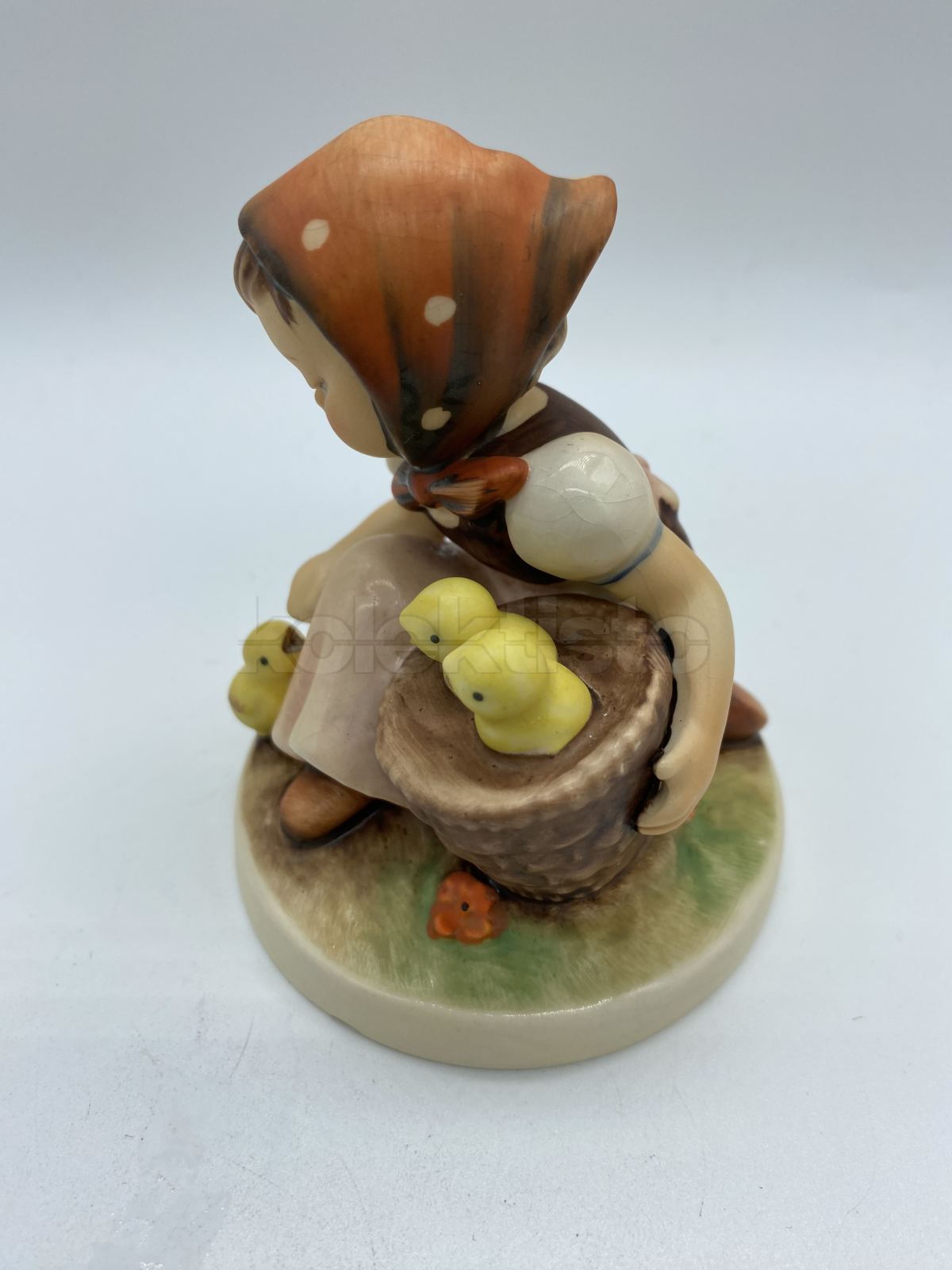 Porcelánová figurka DĚVČE S KUŘÁTKY