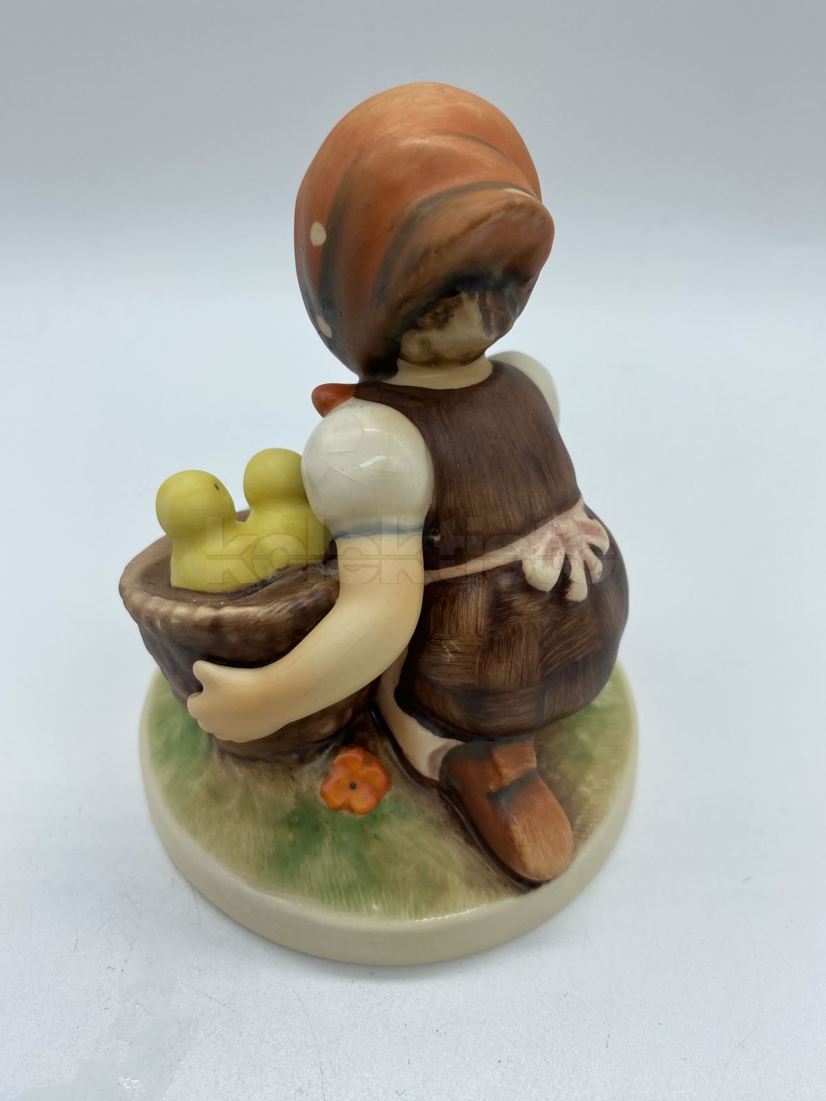 Porcelánová figurka DĚVČE S KUŘÁTKY