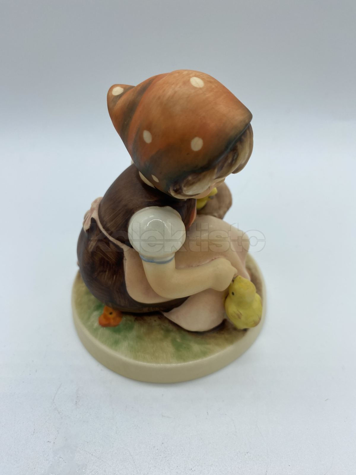 Porcelánová figurka DĚVČE S KUŘÁTKY