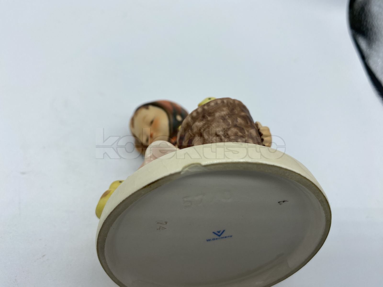 Porcelánová figurka DĚVČE S KUŘÁTKY