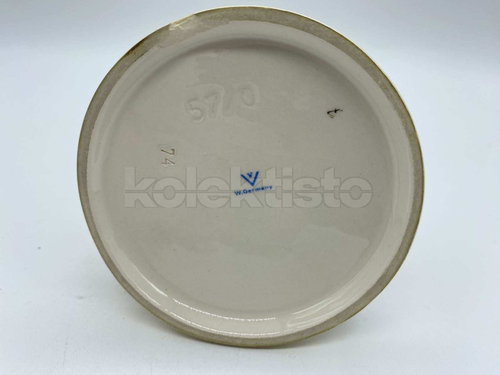 Porcelánová figurka DĚVČE S KUŘÁTKY