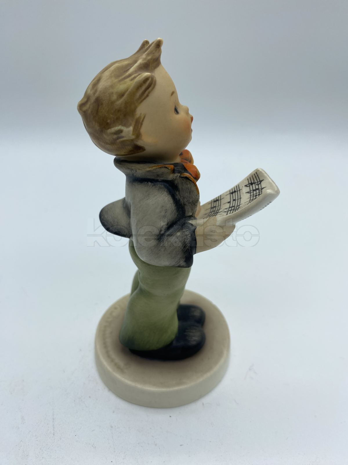 Porcelánová figurka ZPĚVÁČEK