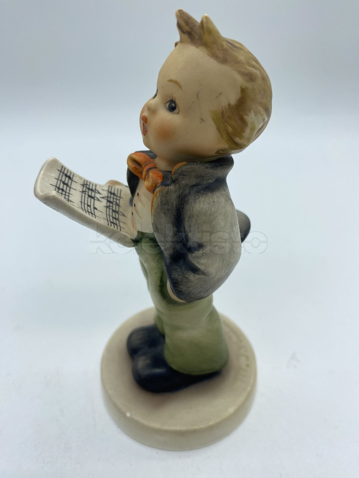Porcelánová figurka ZPĚVÁČEK