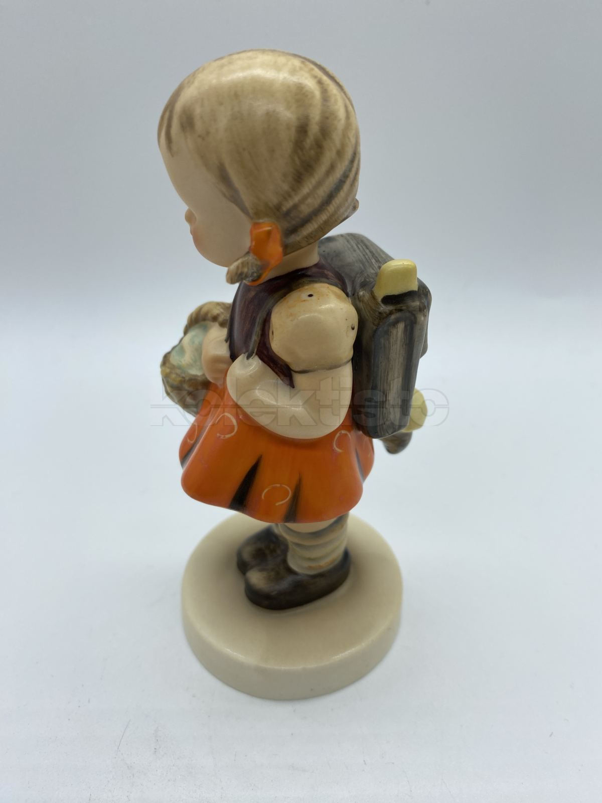 Porcelánová figurka DĚVČE S KOŠÍKEM