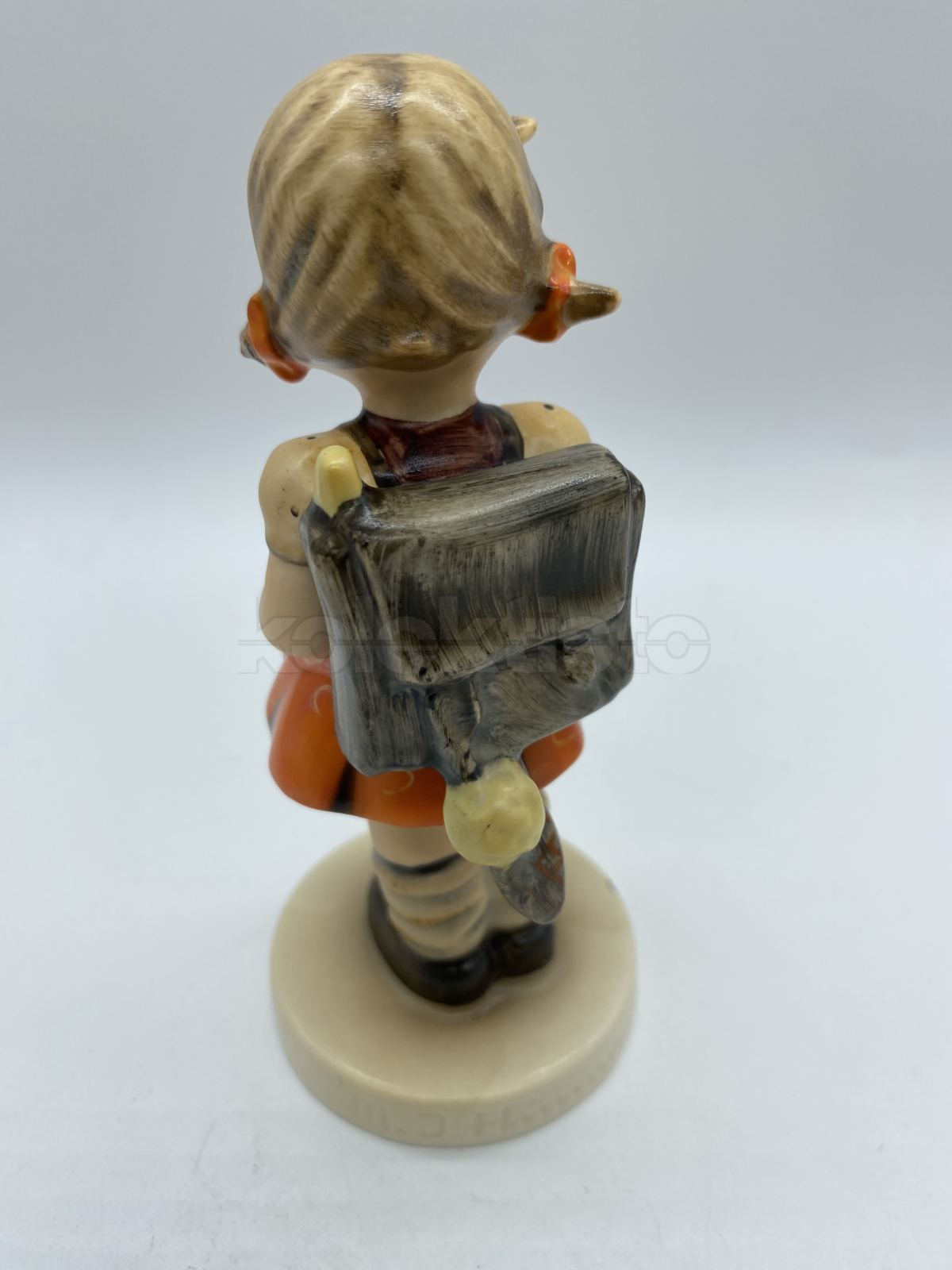 Porcelánová figurka DĚVČE S KOŠÍKEM