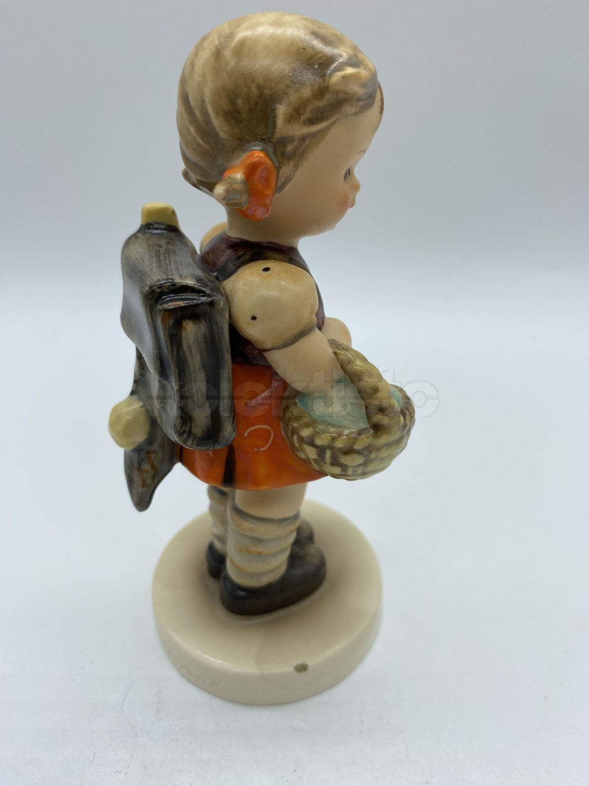 Porcelánová figurka DĚVČE S KOŠÍKEM