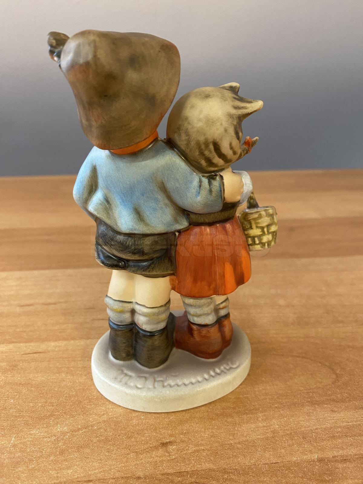 Porcelánová figurka DĚVČÁTKO S CHLAPCEM