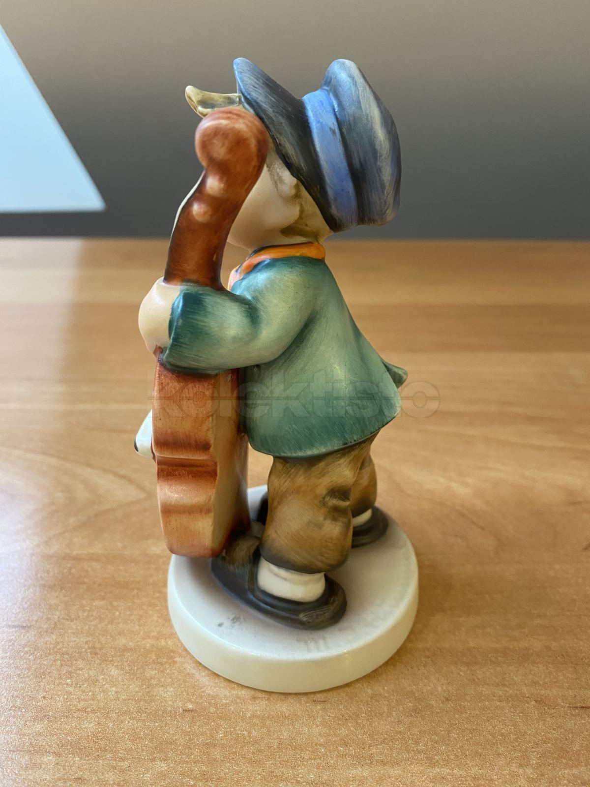 Porcelánová figurka HRÁČ NA BASU