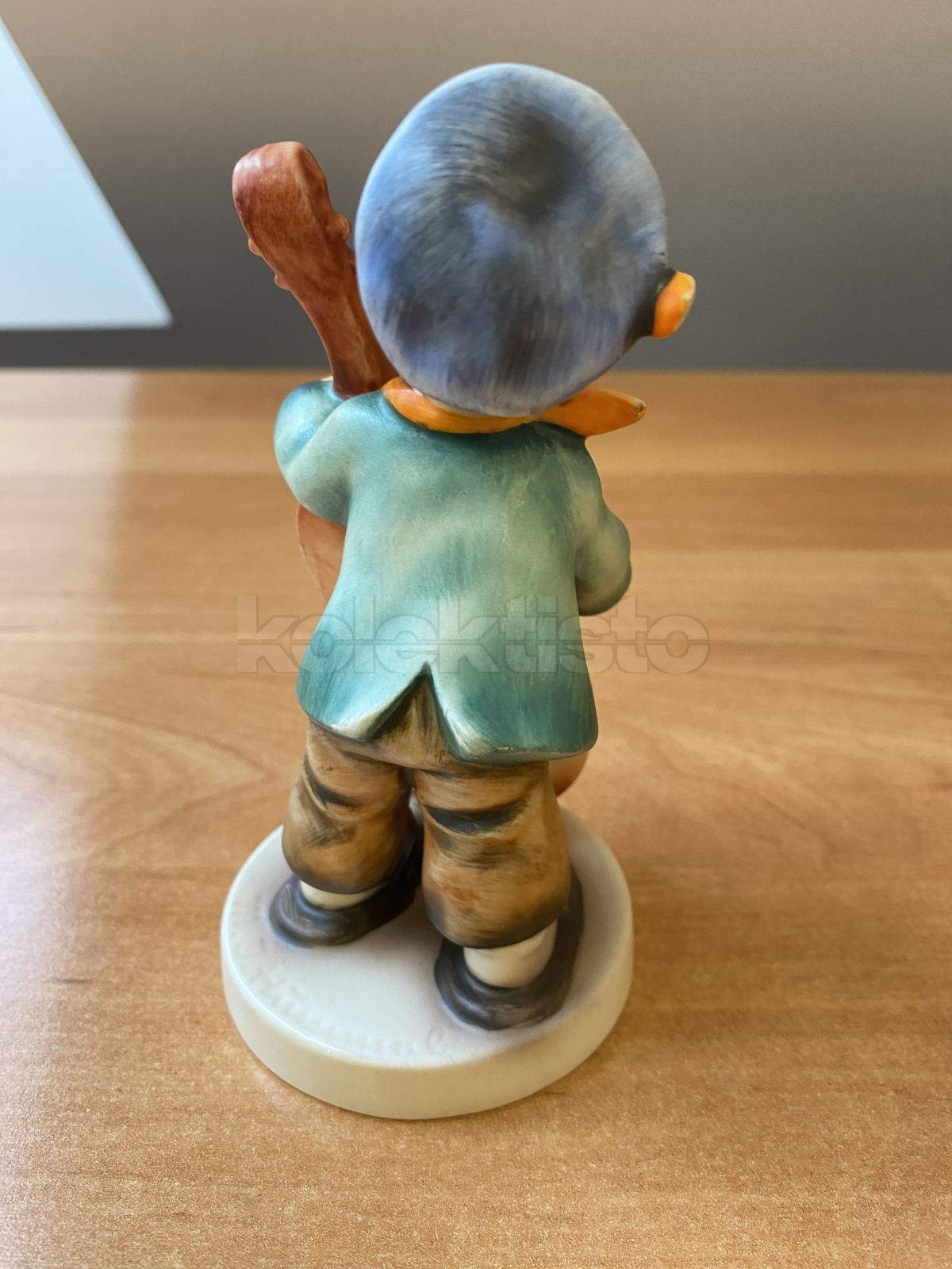 Porcelánová figurka HRÁČ NA BASU