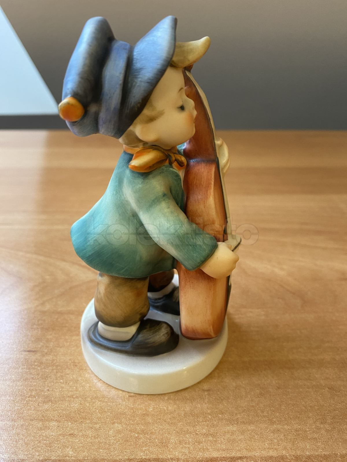 Porcelánová figurka HRÁČ NA BASU
