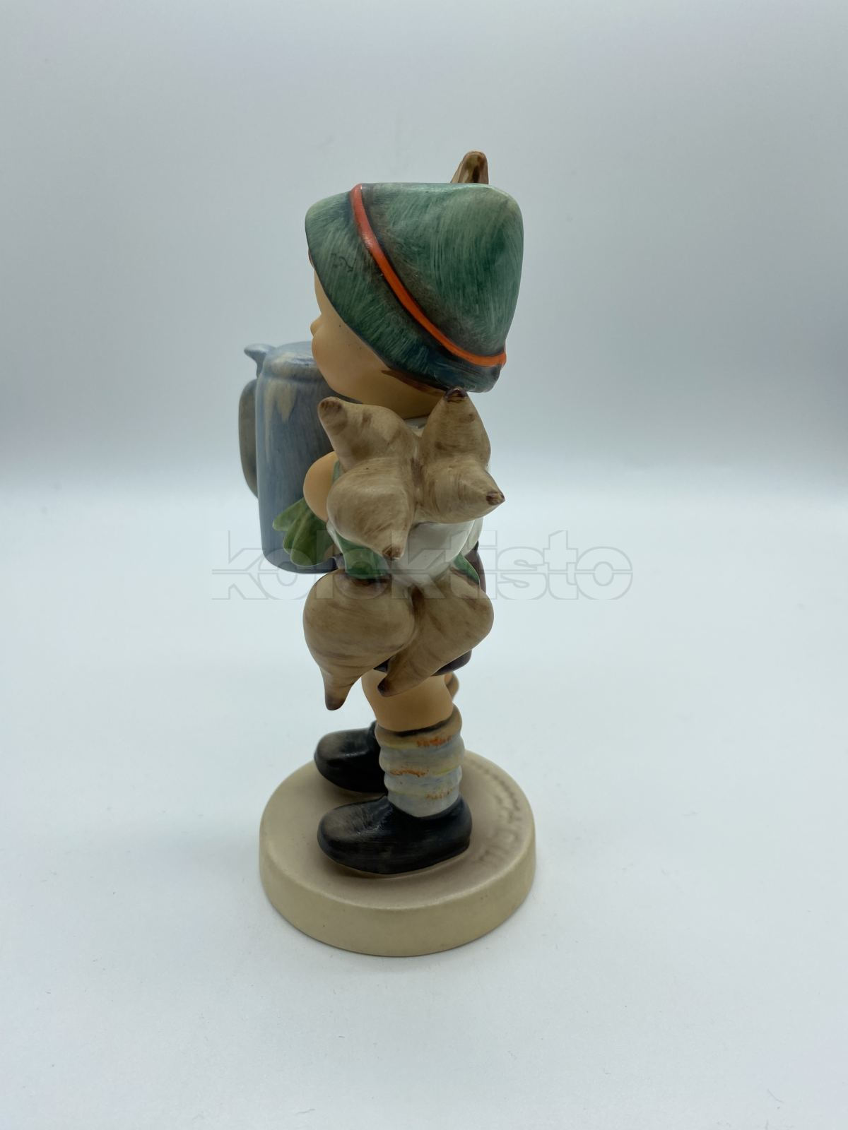 Porcelánová figurka CHLAPEC S KORBELEM