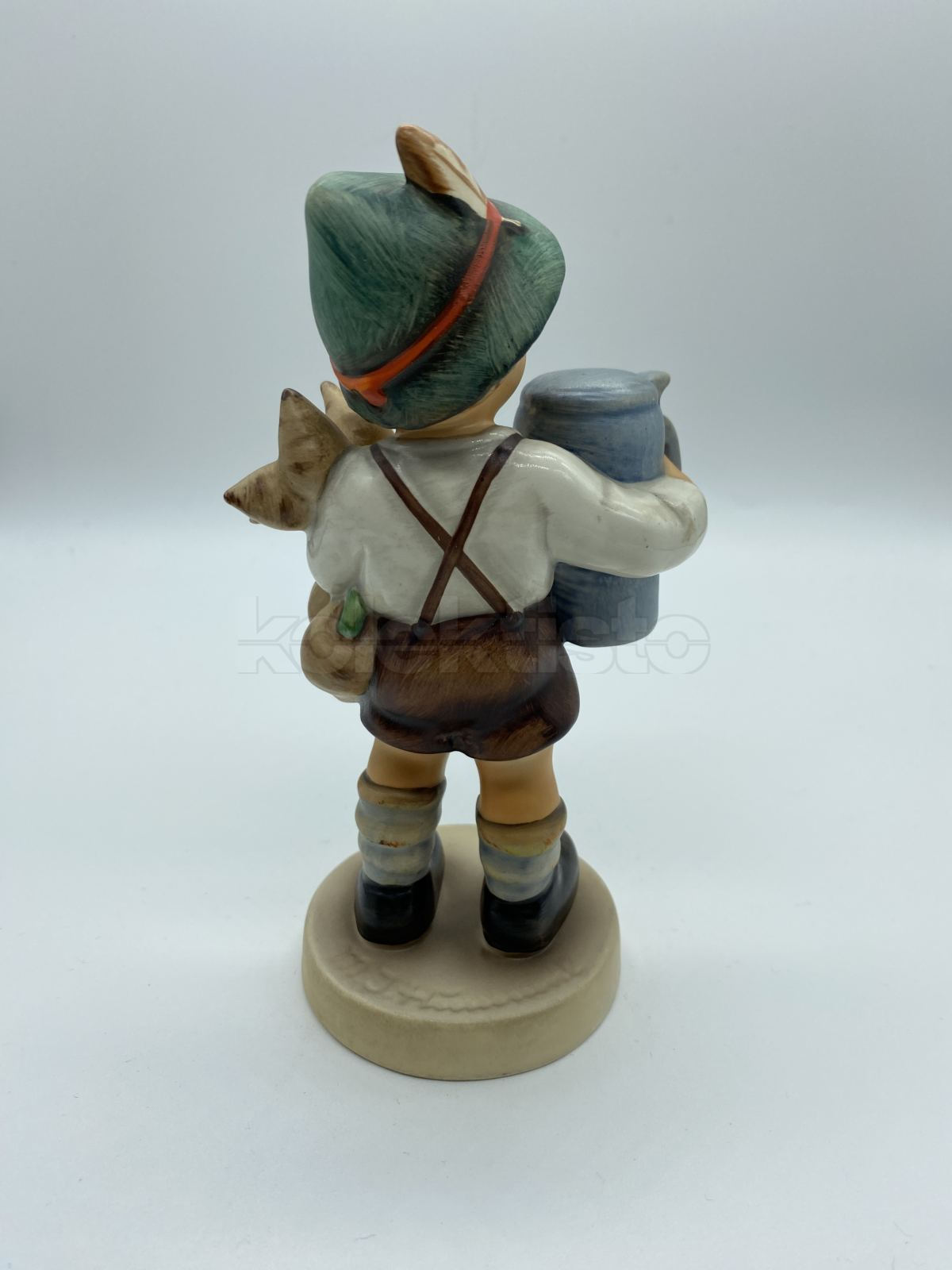 Porcelánová figurka CHLAPEC S KORBELEM