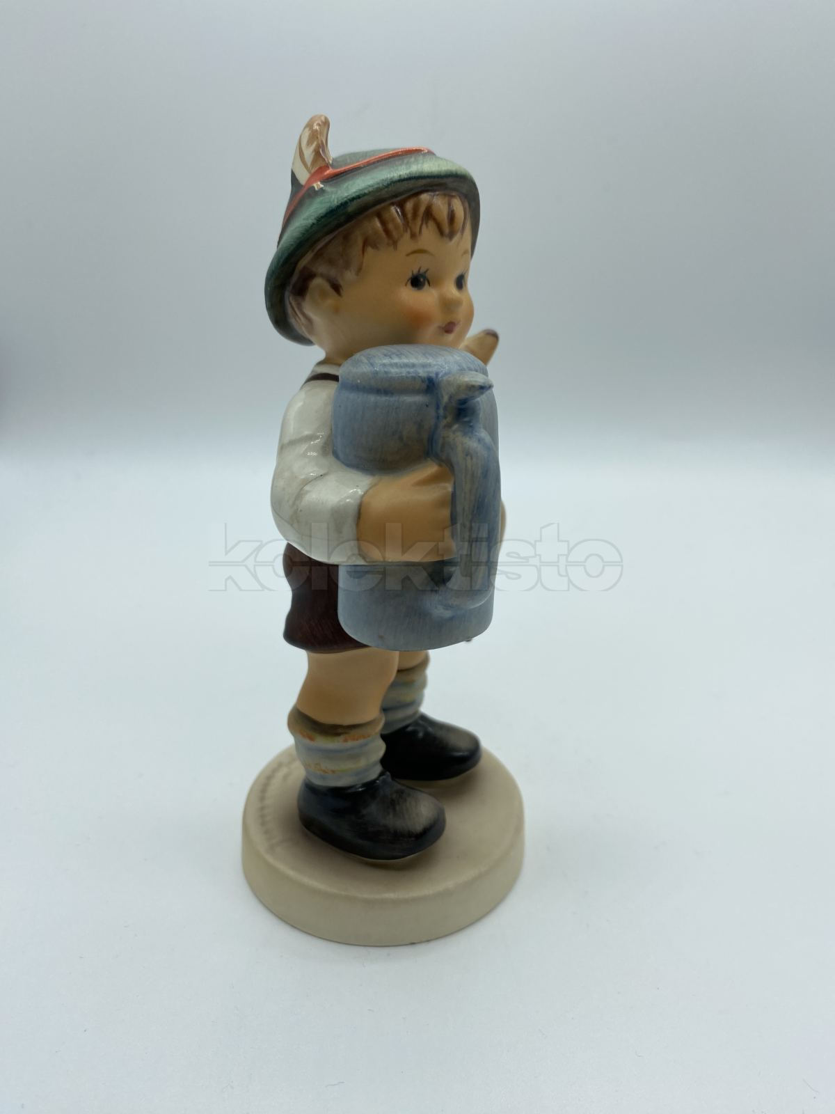 Porcelánová figurka CHLAPEC S KORBELEM