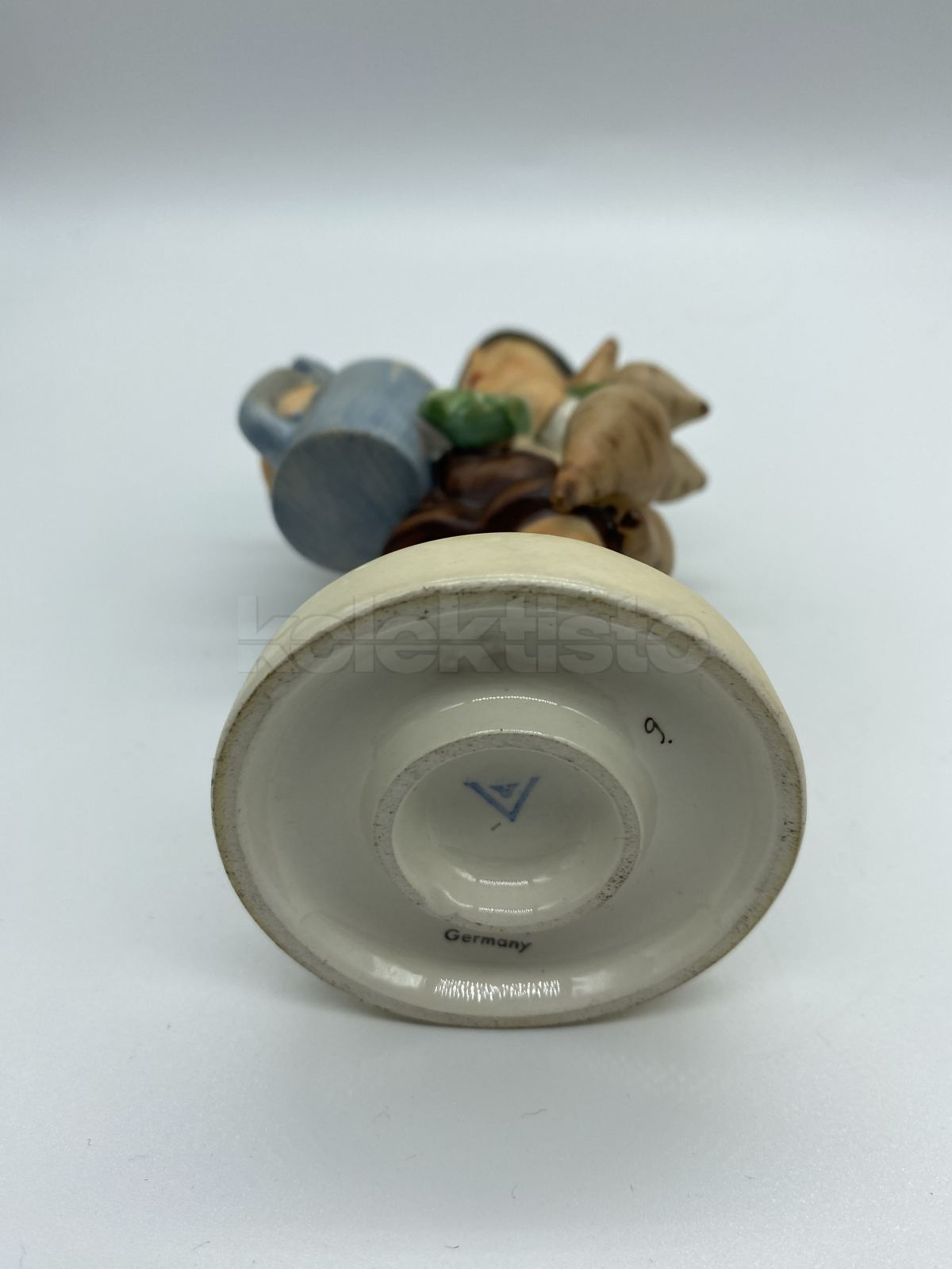 Porcelánová figurka CHLAPEC S KORBELEM