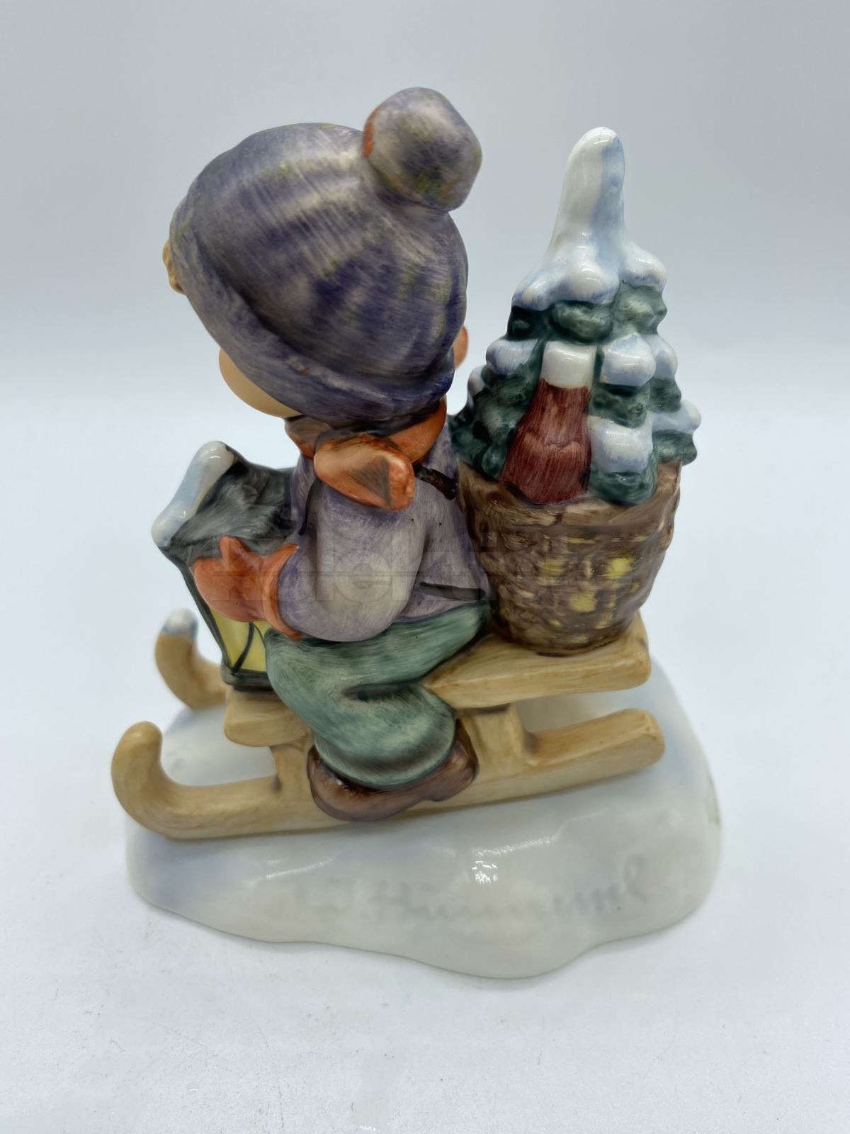 Porcelánová figurka CHLAPEC NA SANÍCH