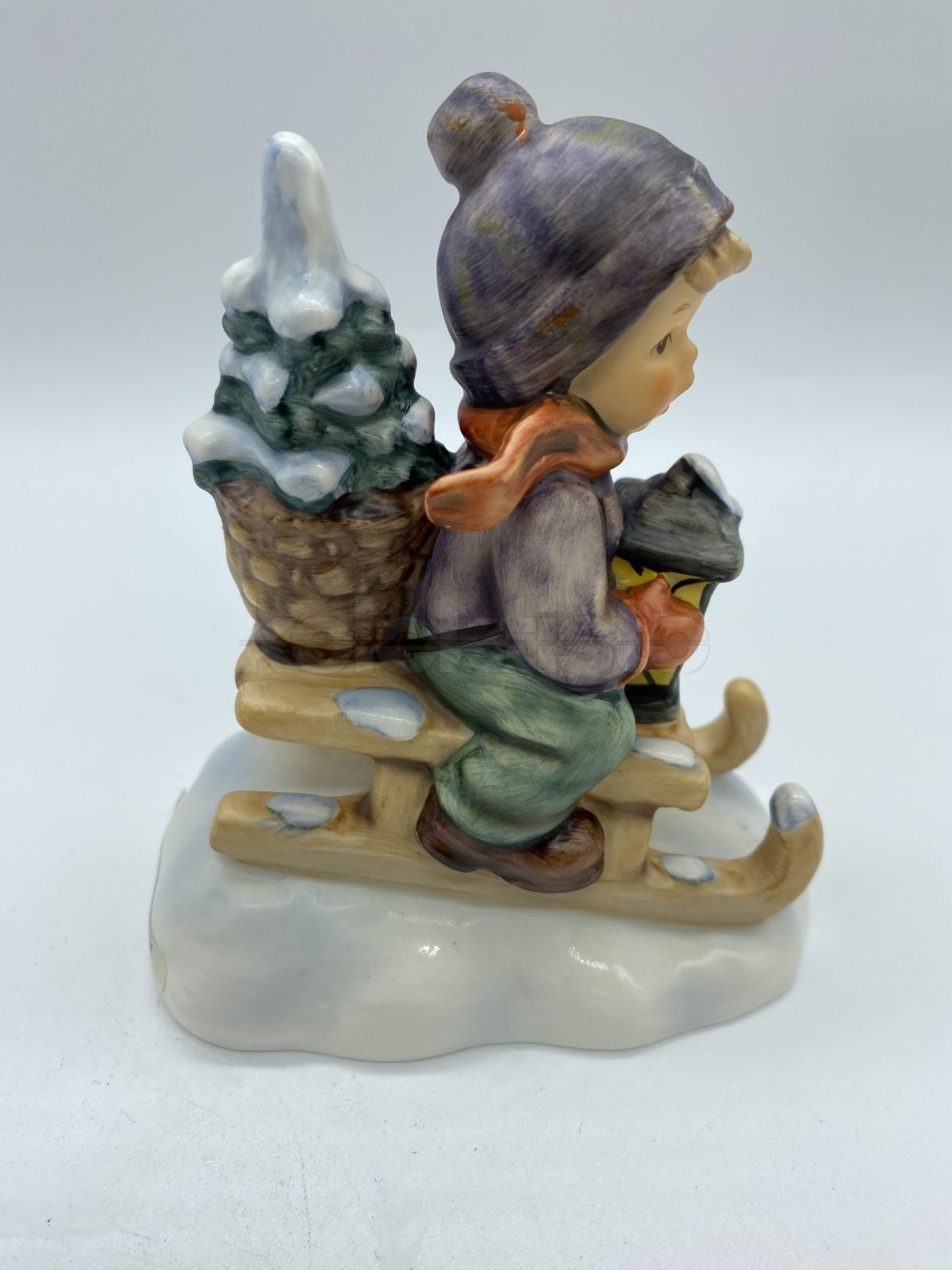 Porcelánová figurka CHLAPEC NA SANÍCH