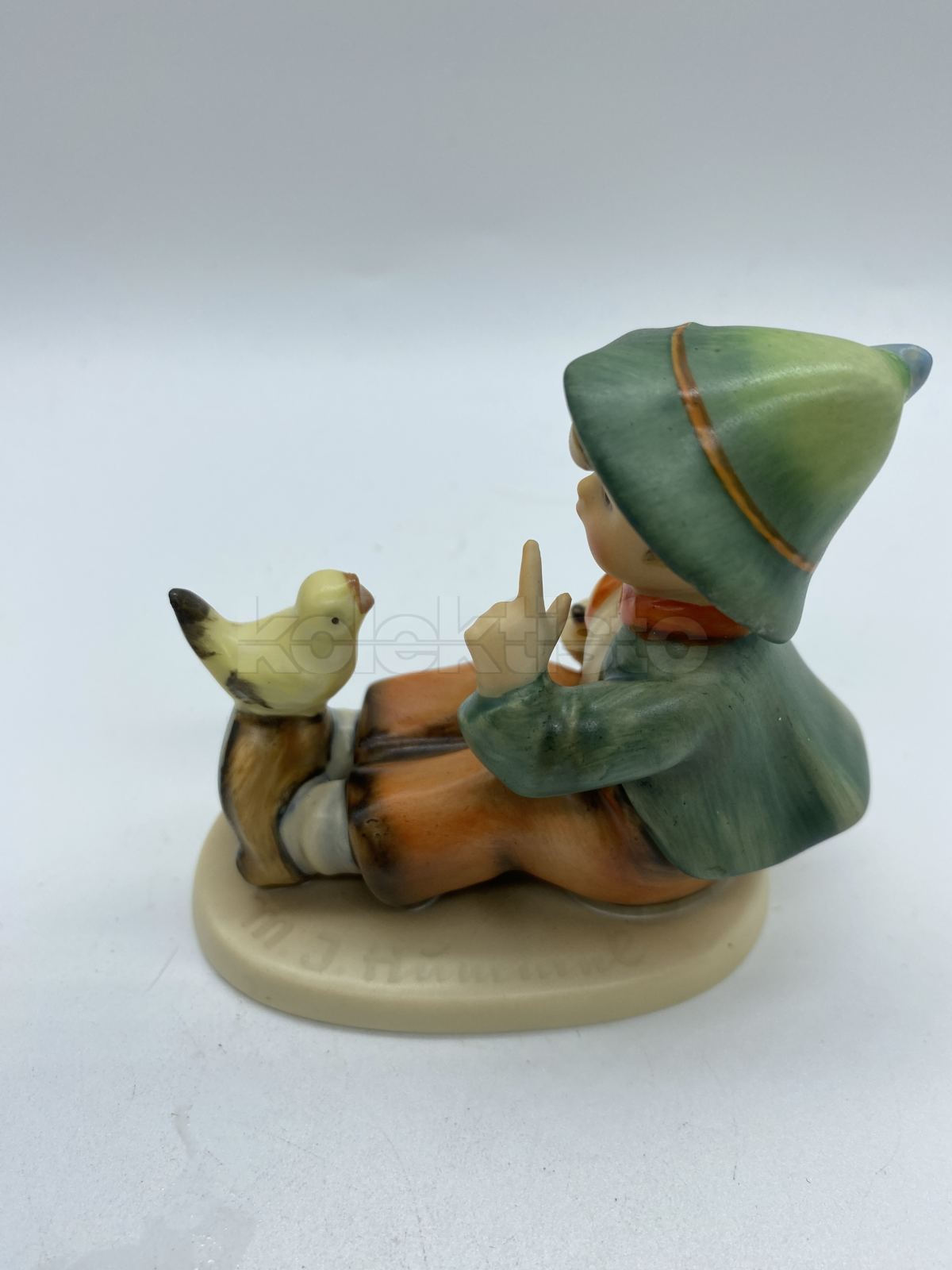 Porcelánová figurka CHLAPEC S PTÁČKEM