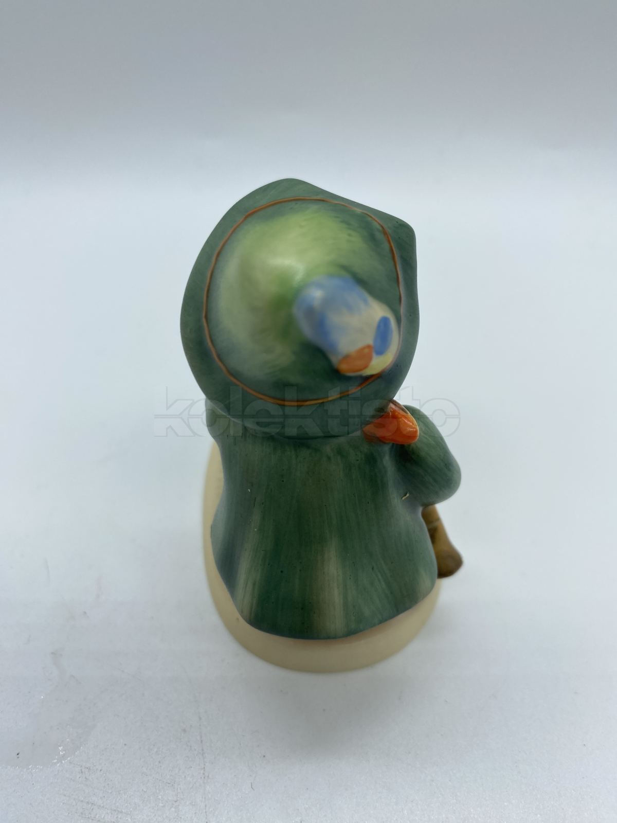 Porcelánová figurka CHLAPEC S PTÁČKEM