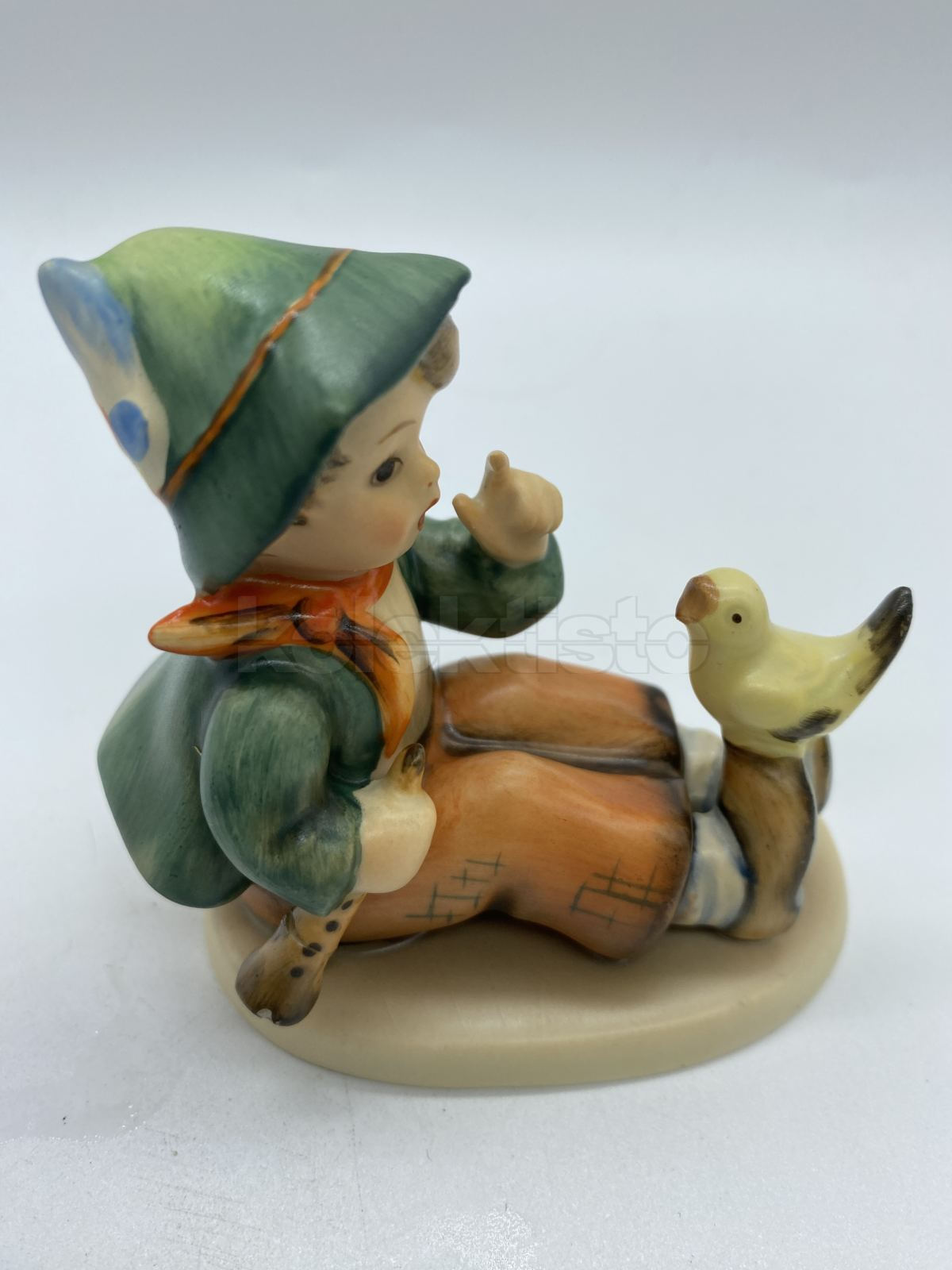 Porcelánová figurka CHLAPEC S PTÁČKEM