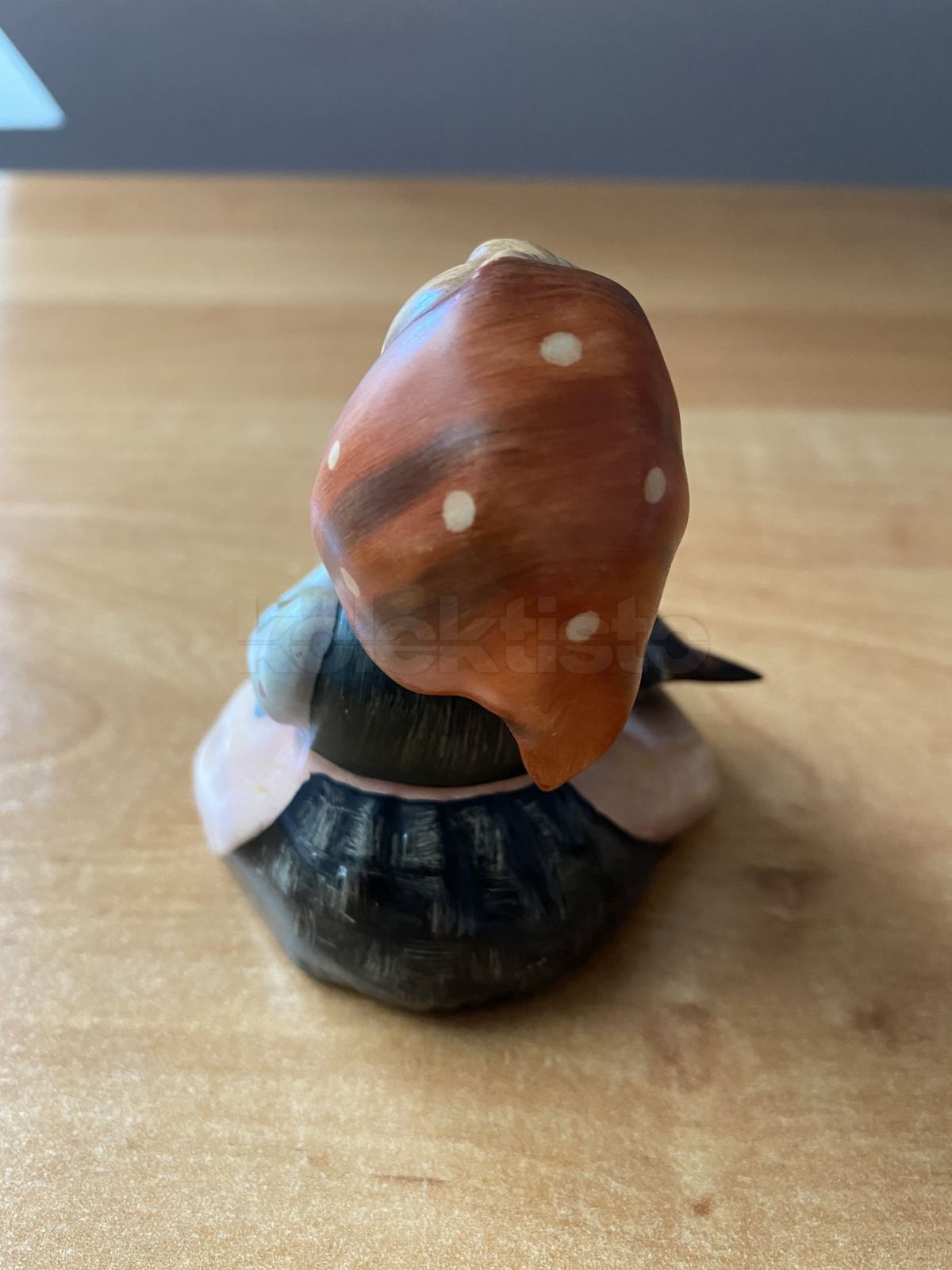 Porcelánová figurka DĚVČE S PTÁČKY