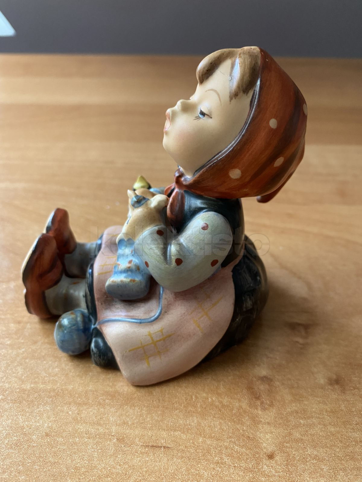 Porcelánová figurka DĚVČE S PTÁČKY