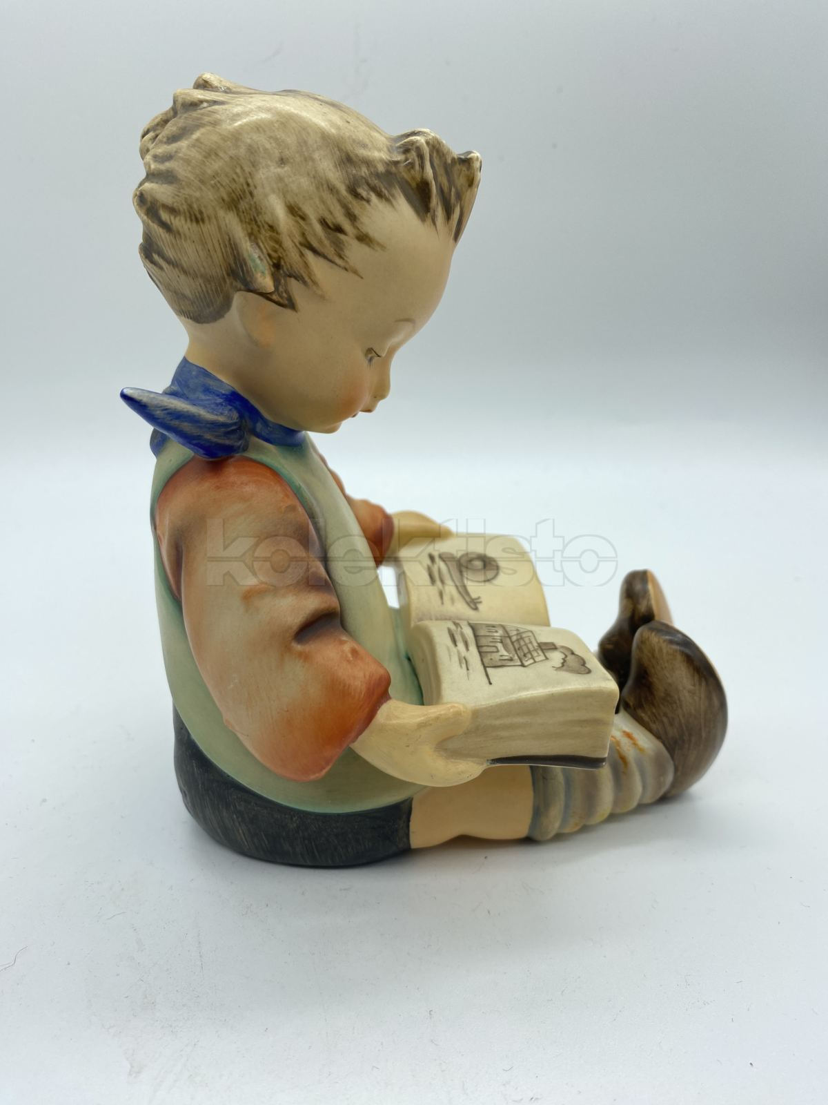 Porcelánová figurka ČTENÁŘ