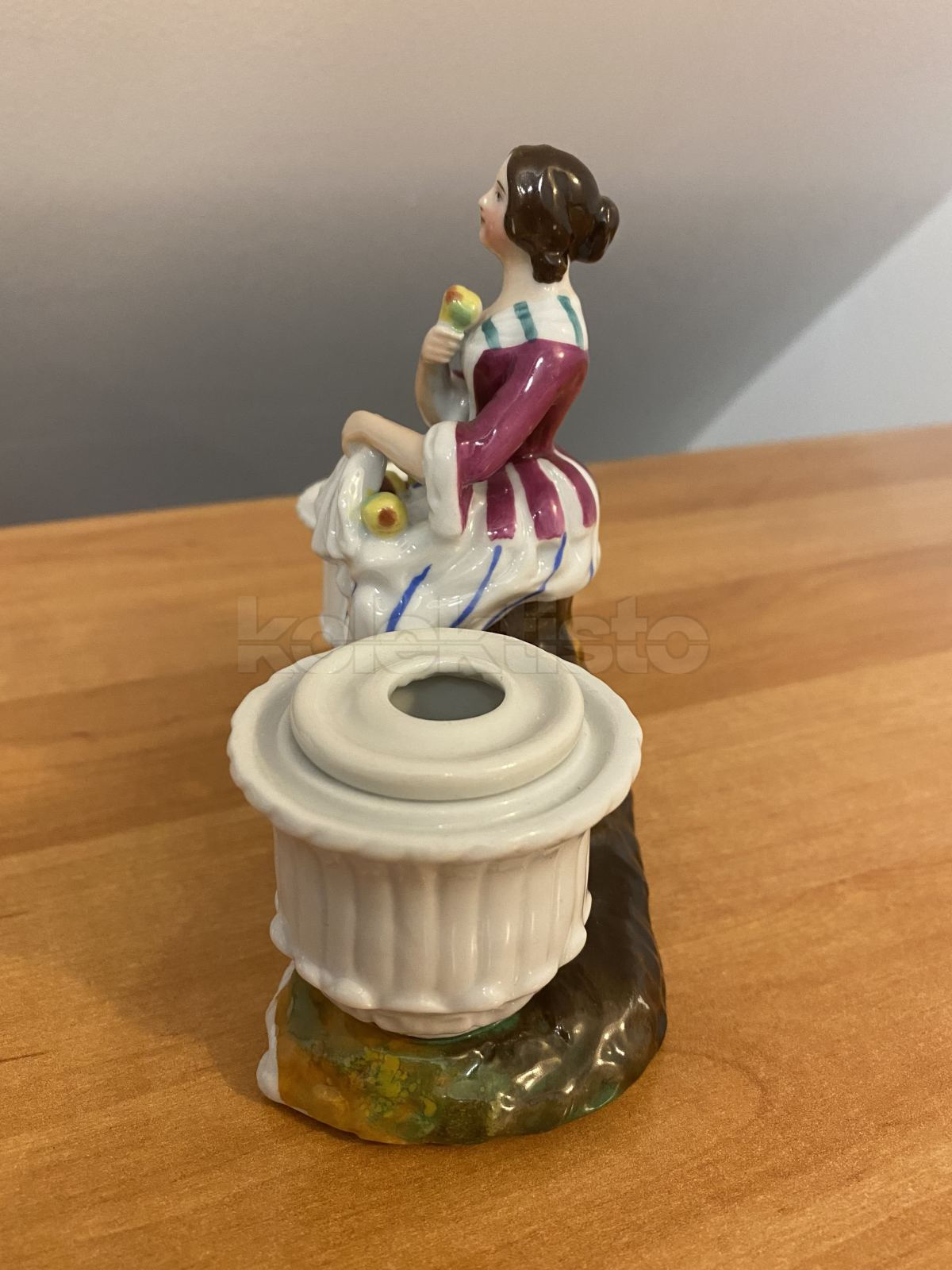 Porcelánový kalamář ženy s ovocem