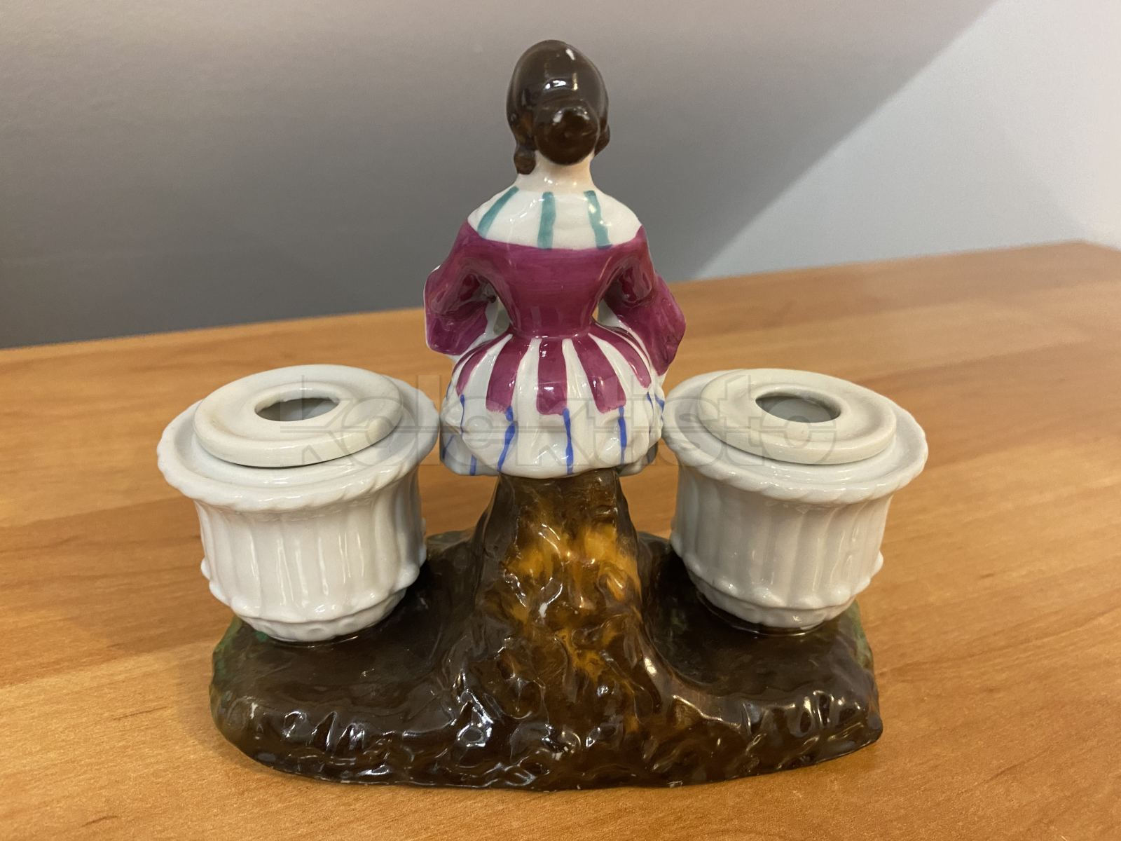 Porcelánový kalamář ženy s ovocem