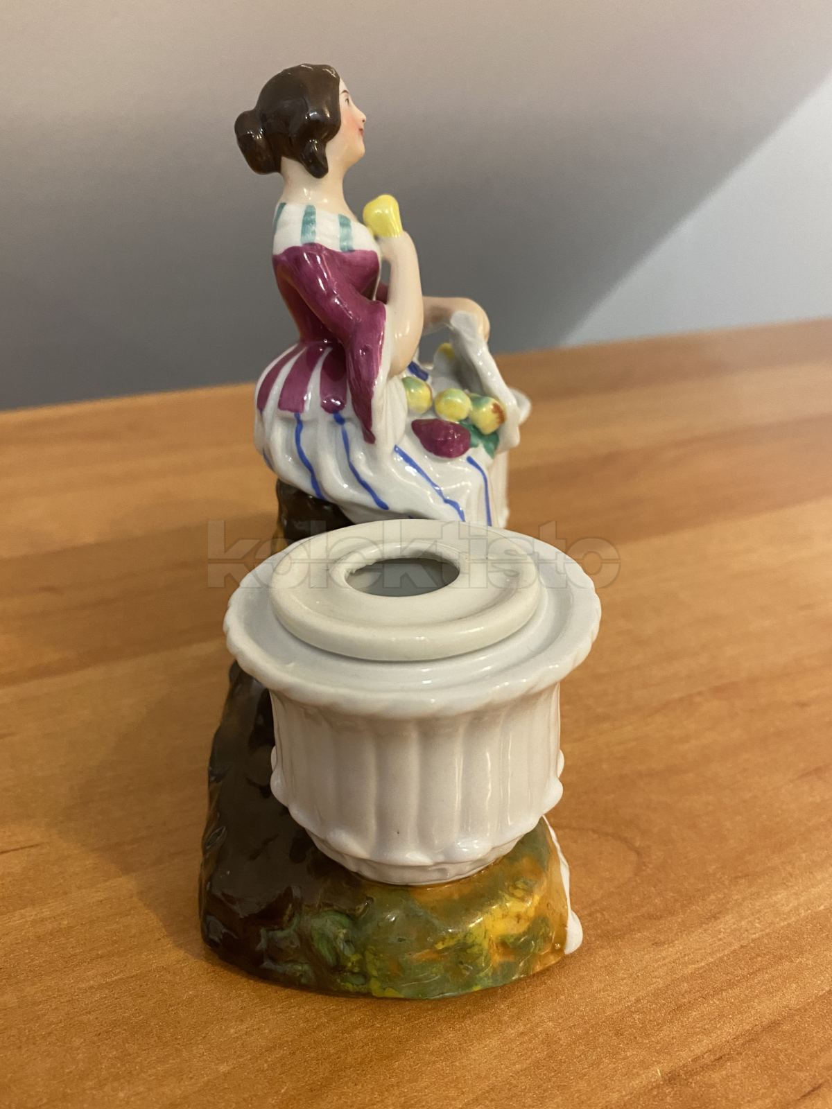 Porcelánový kalamář ženy s ovocem