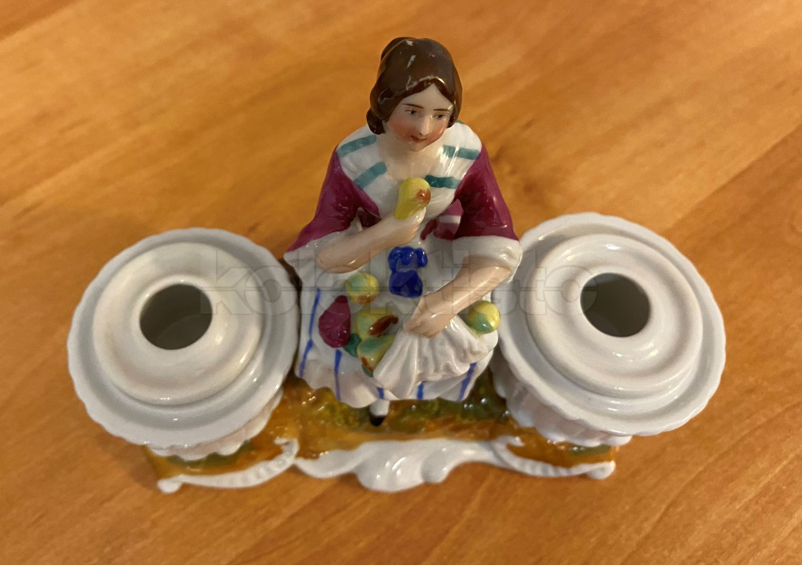 Porcelánový kalamář ženy s ovocem