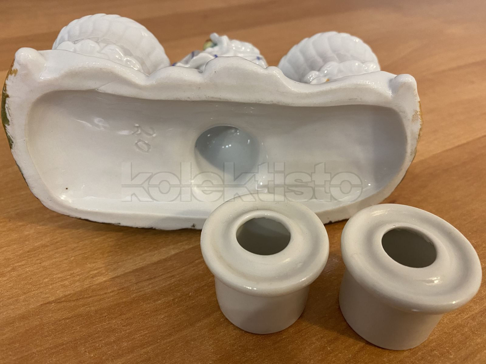 Porcelánový kalamář ženy s ovocem