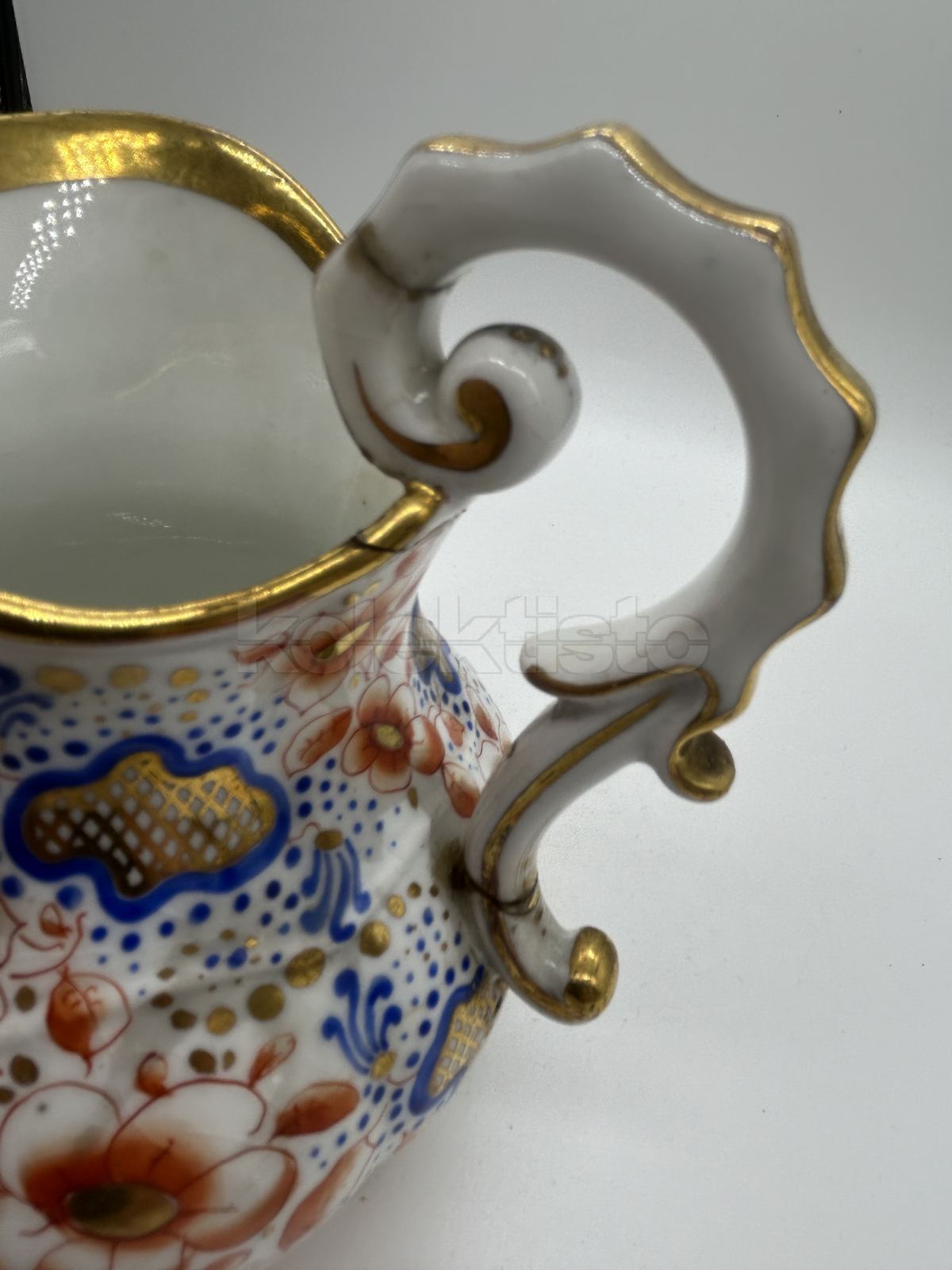 Porcelánová konvice na mléko
