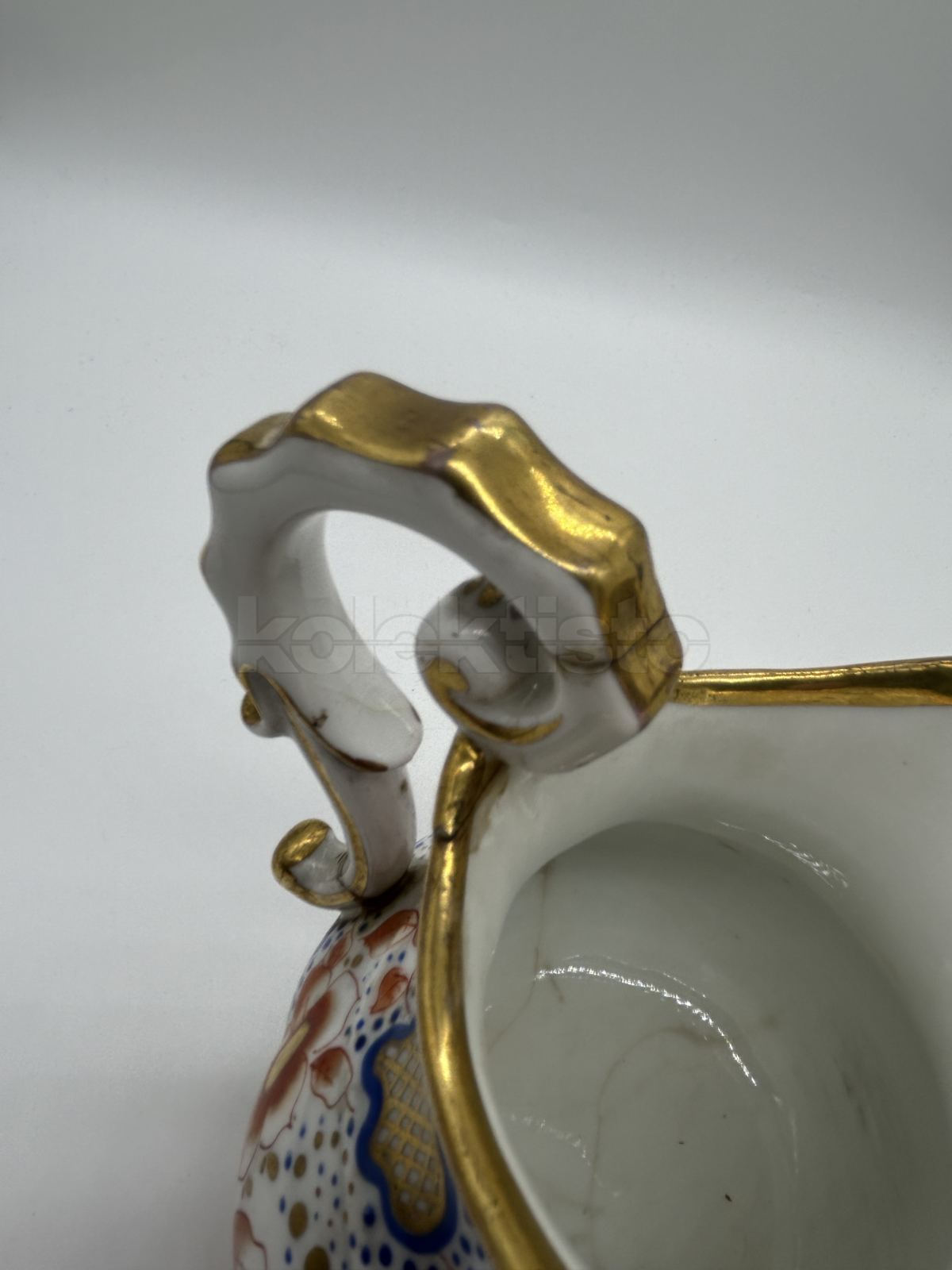 Porcelánová konvice na mléko