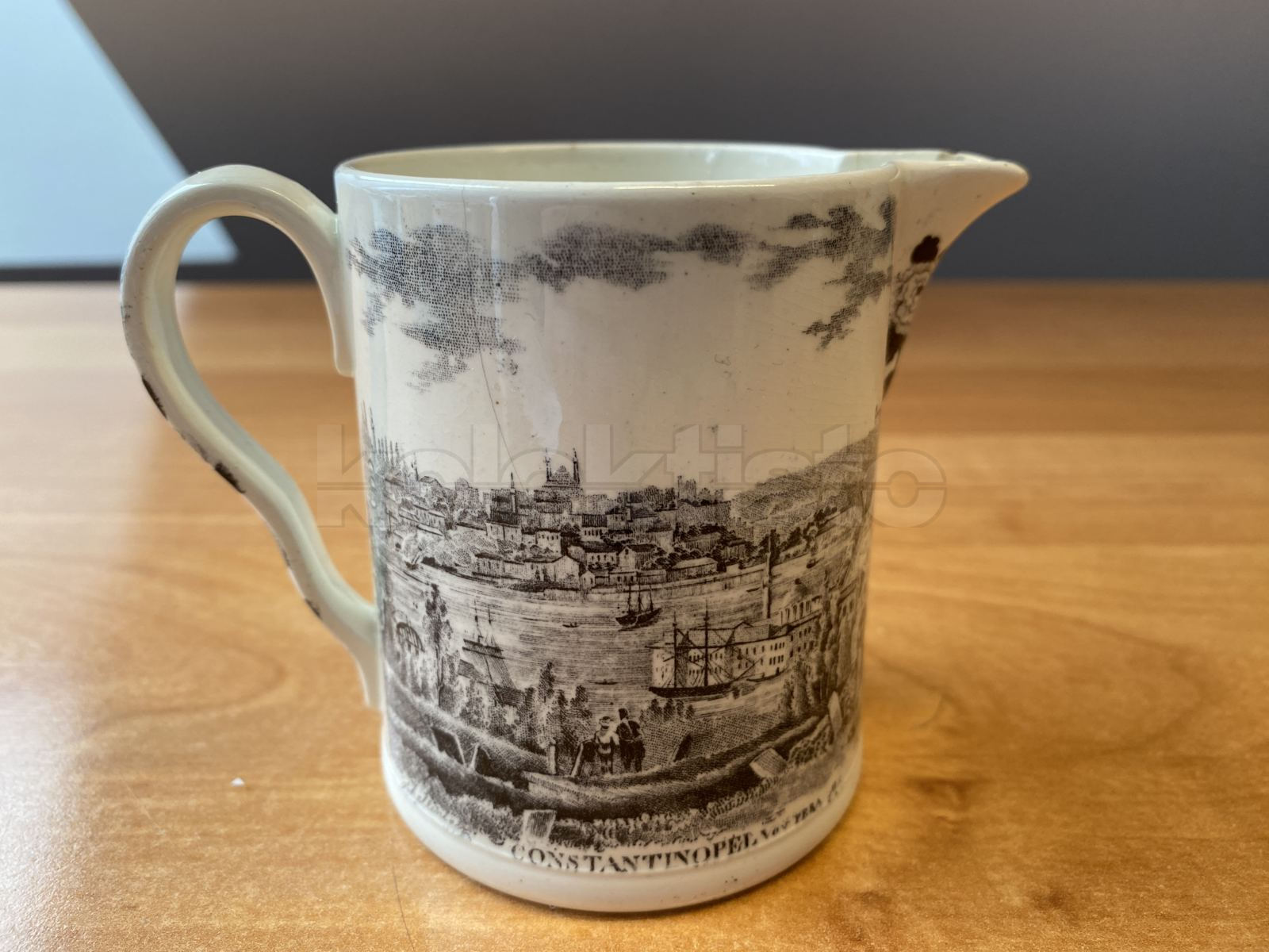 Porcelánová konvička