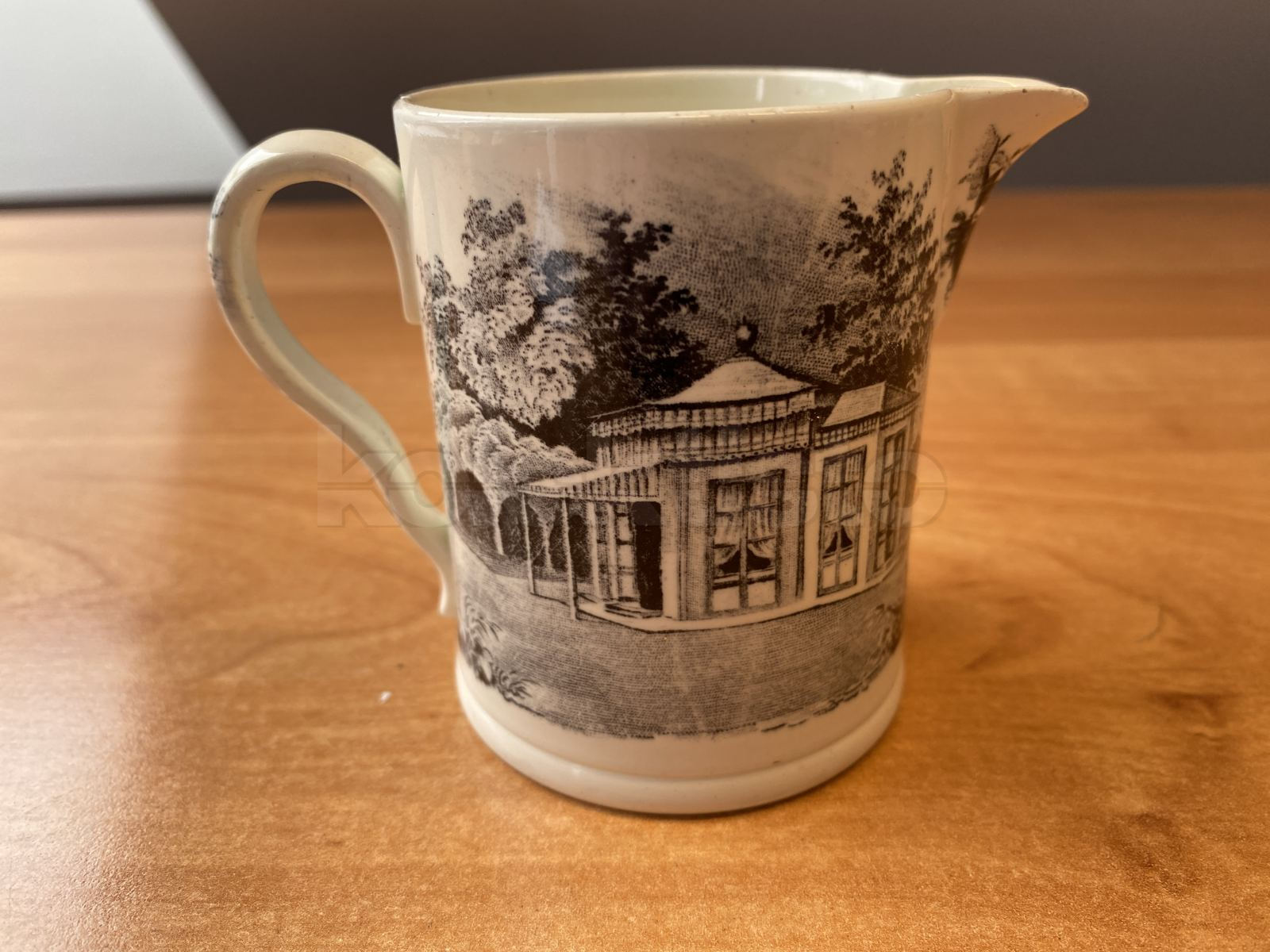 Porcelánová konvička