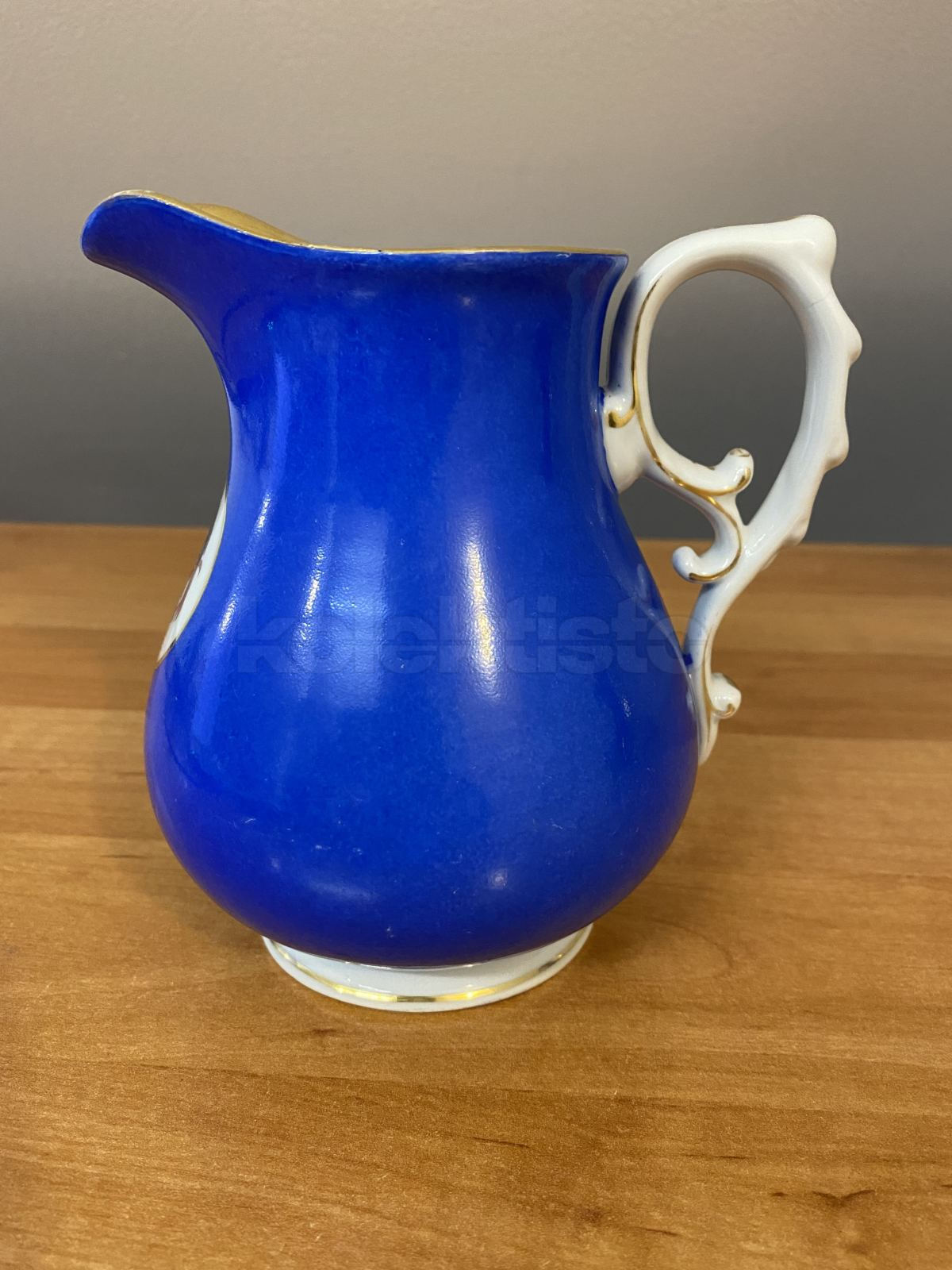 Porcelánová konvice na mléko