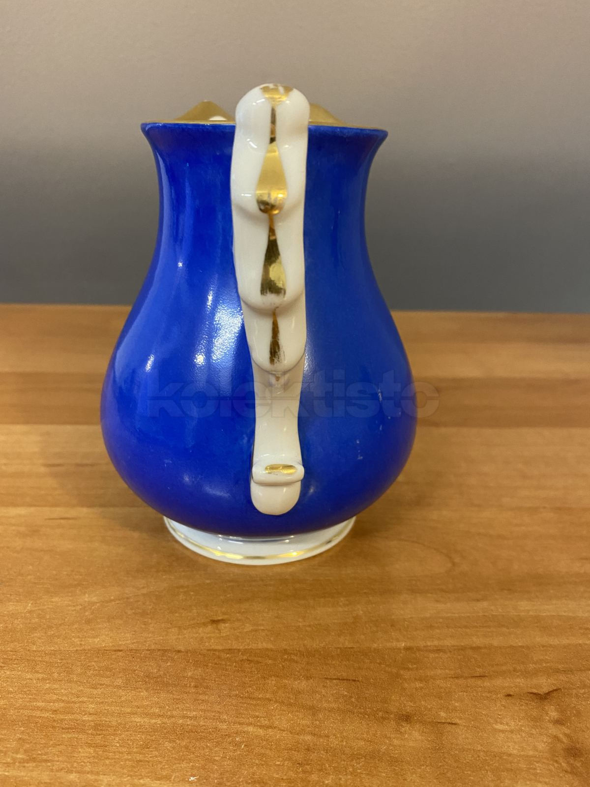 Porcelánová konvice na mléko