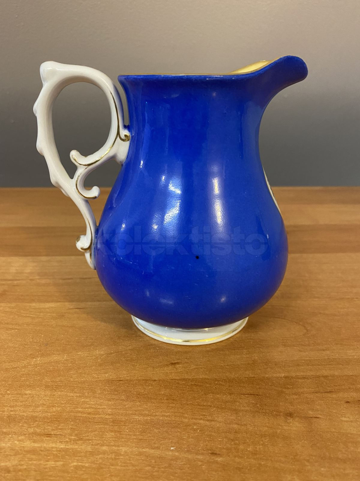 Porcelánová konvice na mléko