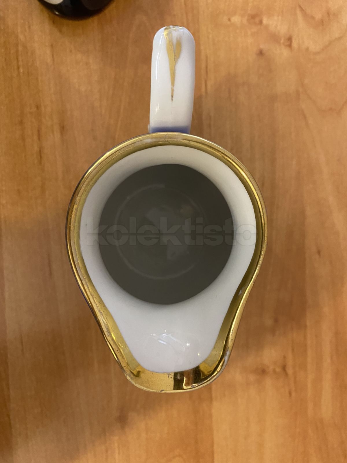Porcelánová konvice na mléko