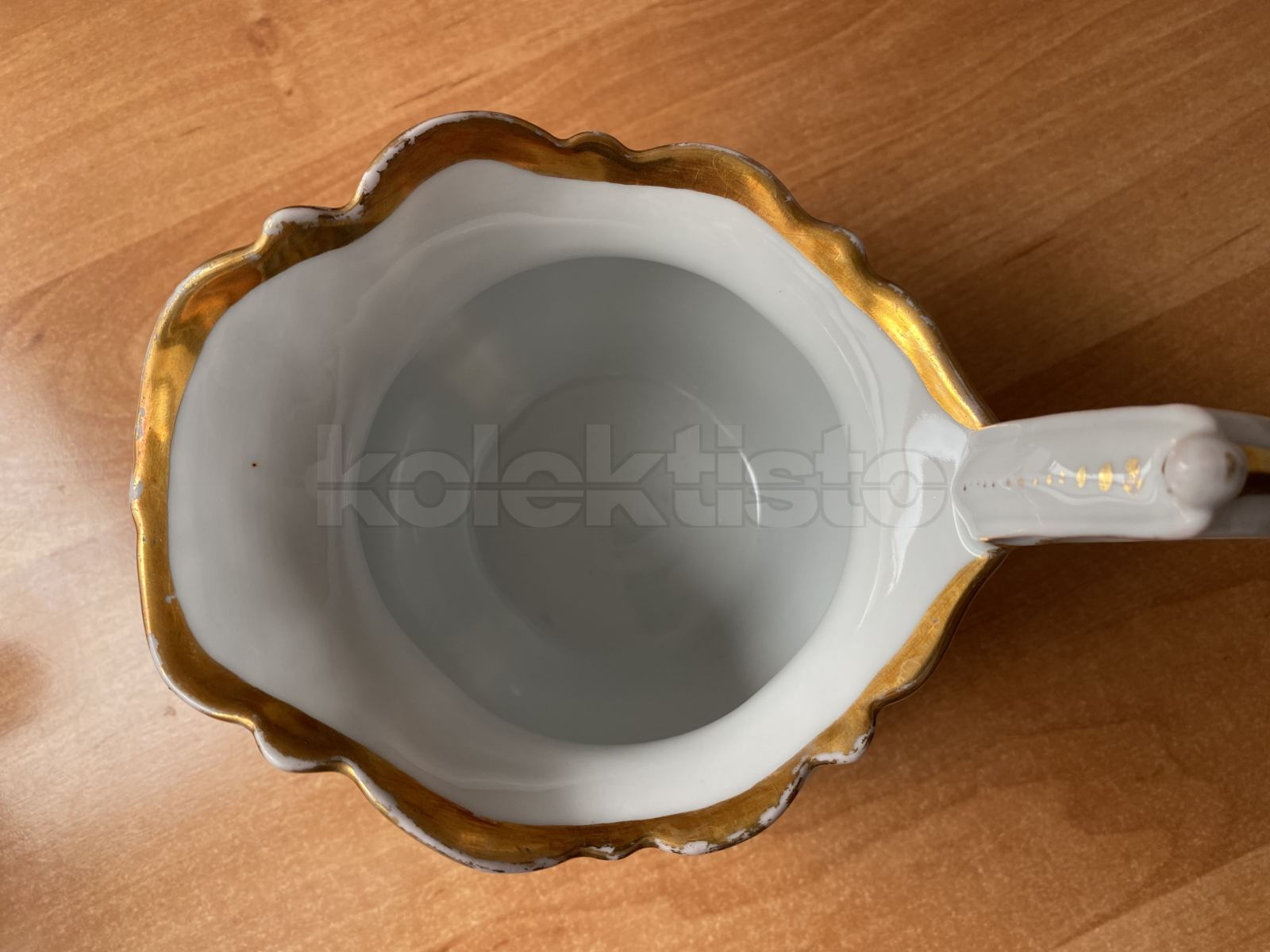 Porcelánová konvice na mléko